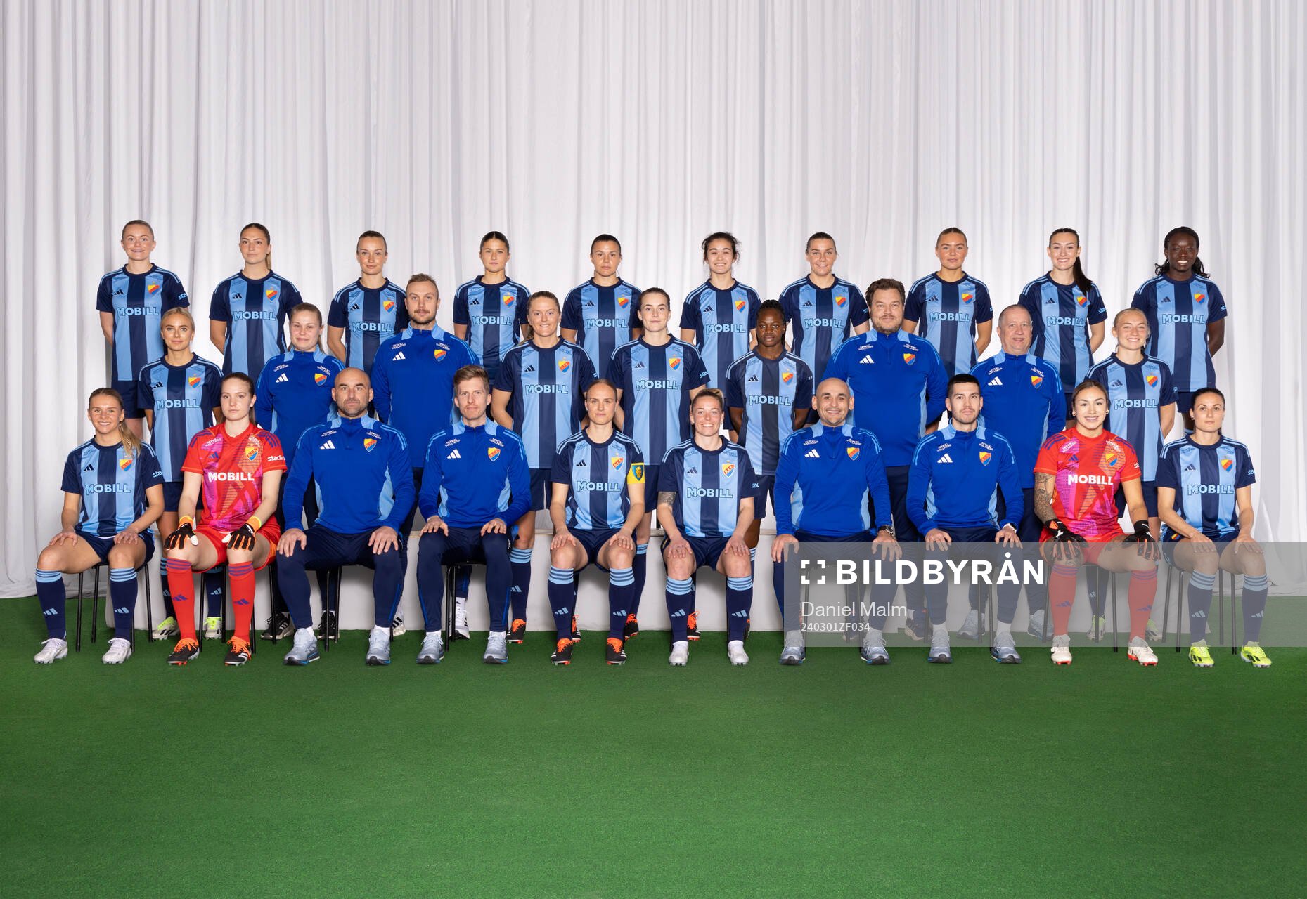 Djurgården poserar för en lagbild den 1 mars 2024 i Stockholm. Bakre ledet från vänster: Zara Jönsson, Olivia Sjöblom Ländin, Tove Almqvist, Meja Staffansson, Alexsandra Lobanova, Agnes Hedman, Ebba Hed, Louise Hvarfner, Lucia Duras, Sura Yekka. Mittenledet från vänster: Sara Lilja Vidlund, fysio Sofia Lindström, fystränare Joakim Törnvi, Maria Brochmann, Ina Vårhus, Flavine Musola Mawete, lagledare Mikael Söderman, materialare Johan Lindqvist, Stinalisa Johansson. Sittande från vänster: Nellie Lilja, Elvira Björklund, målvaktstränare Aleksandar Pishovski, assisterande tränare Mikael Widfeldt, Matilda Plan, Therese Åsland, tränare Marcelo Fernandez Figueroa, naprapat Dan Tanaka, Katelin Talbert, Beata Kollmats. Editors note: Bilden är retuscherad, en spelare är inklippt.