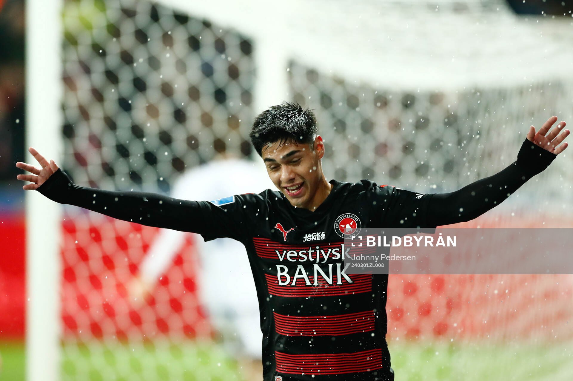 Dario Ororio of Midtjylland celebrates
