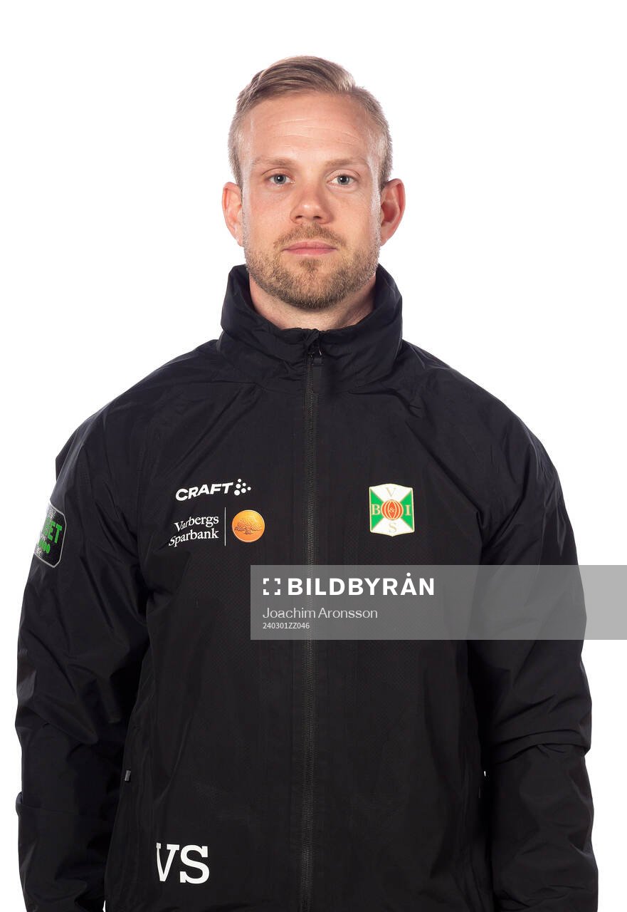 Varbergs assisterande tränare Victor Salwén poserar för ett porträtt den 1 mars 2024 i Varberg.