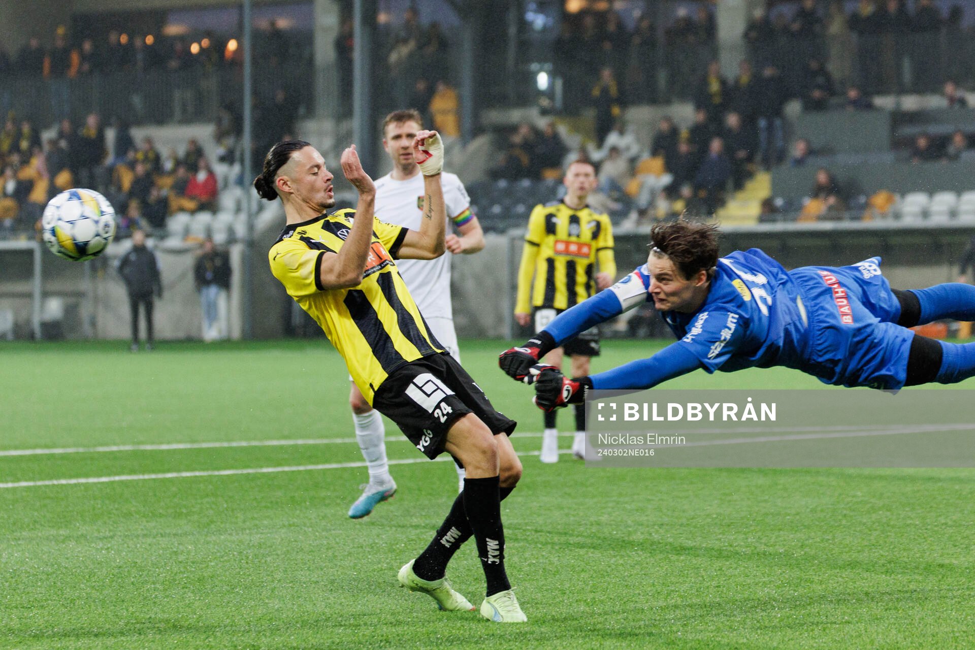BK Häckens Amor Layouni och Brommapojkarnas målvakt Filip