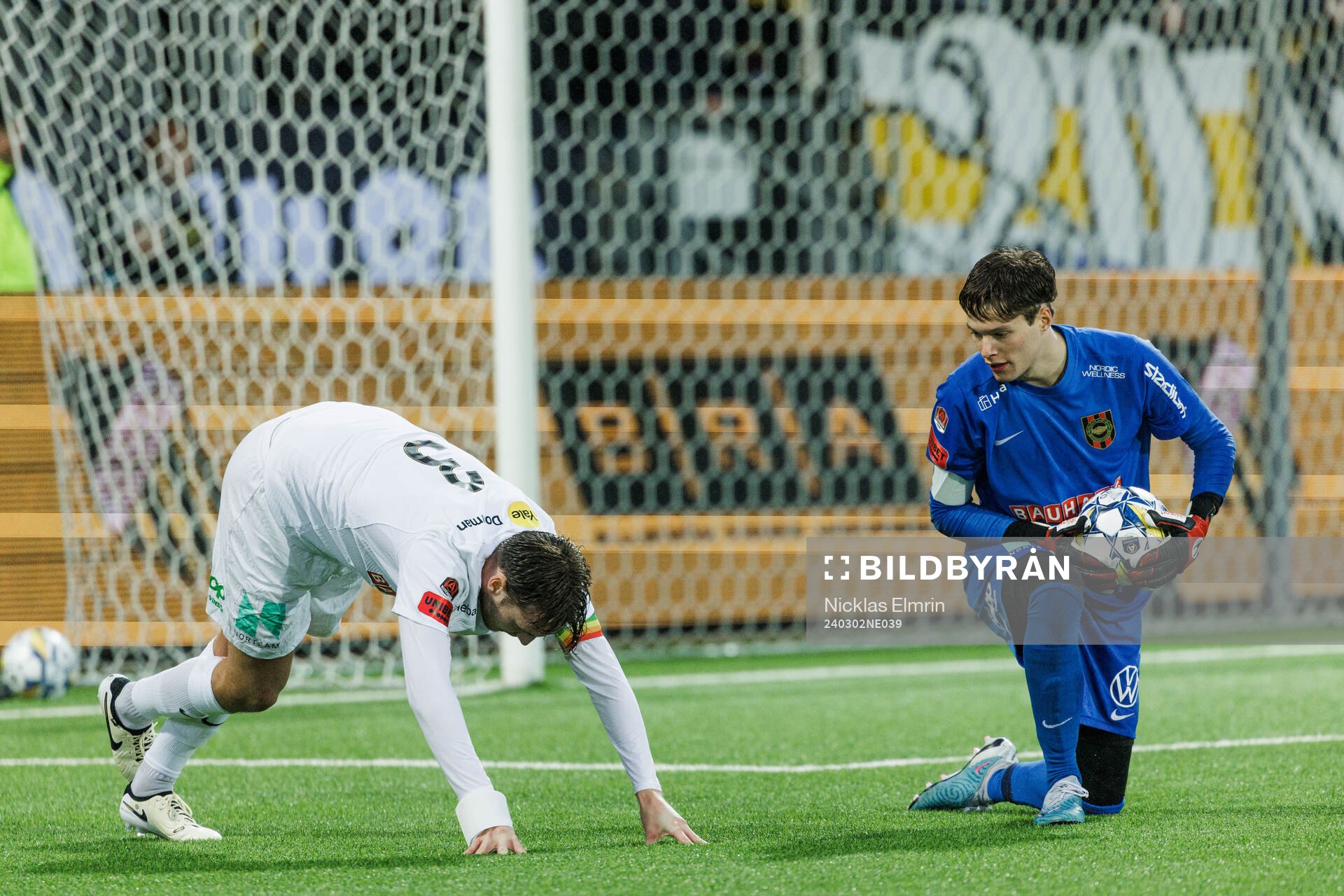 Brommapojkarnas Alexander Abrahamsson och målvakt Filip