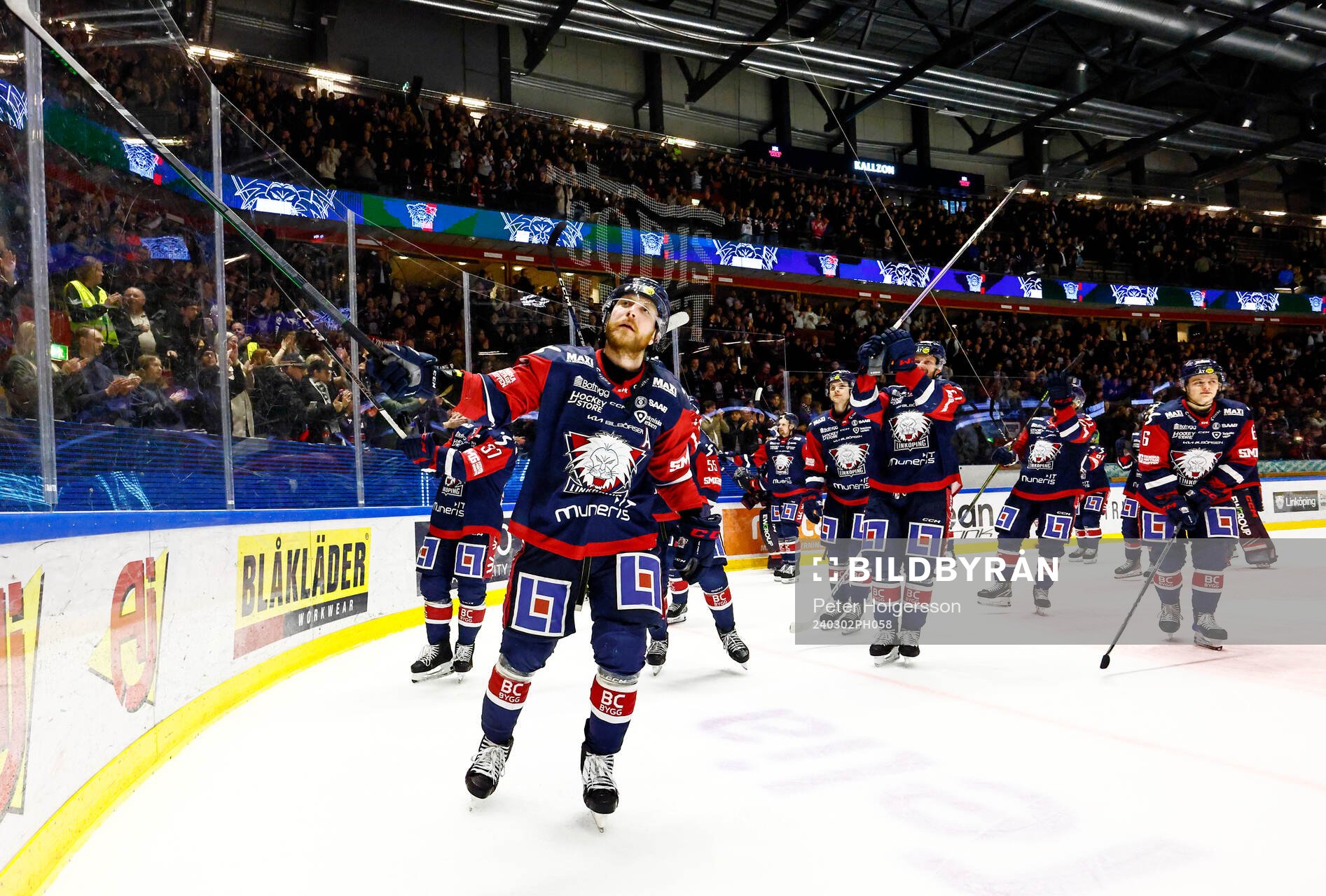 Linköpings spelare med Linus Hultström jublar