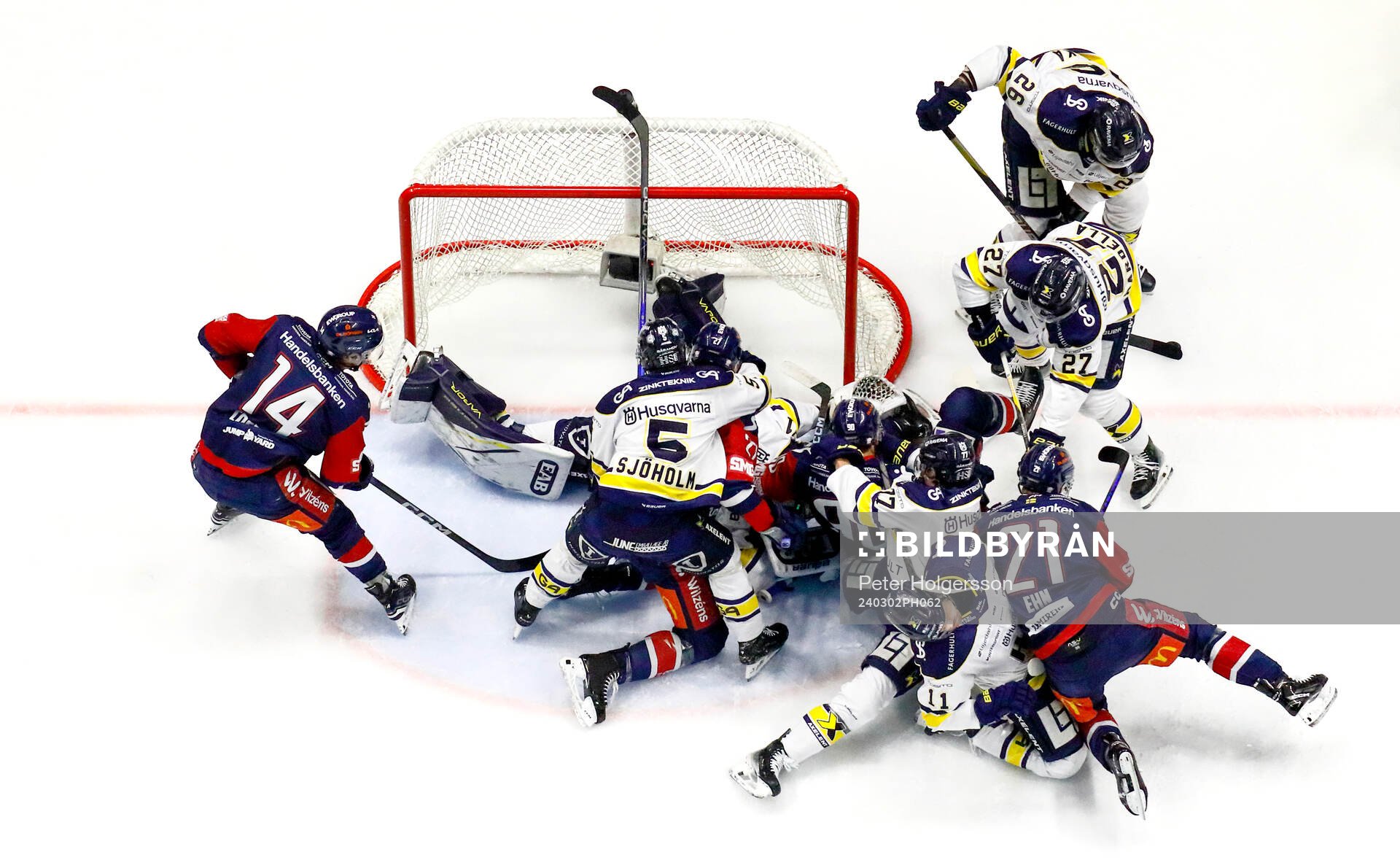 Strax före slagsmål mellan HV71s Victor Sjöholm och