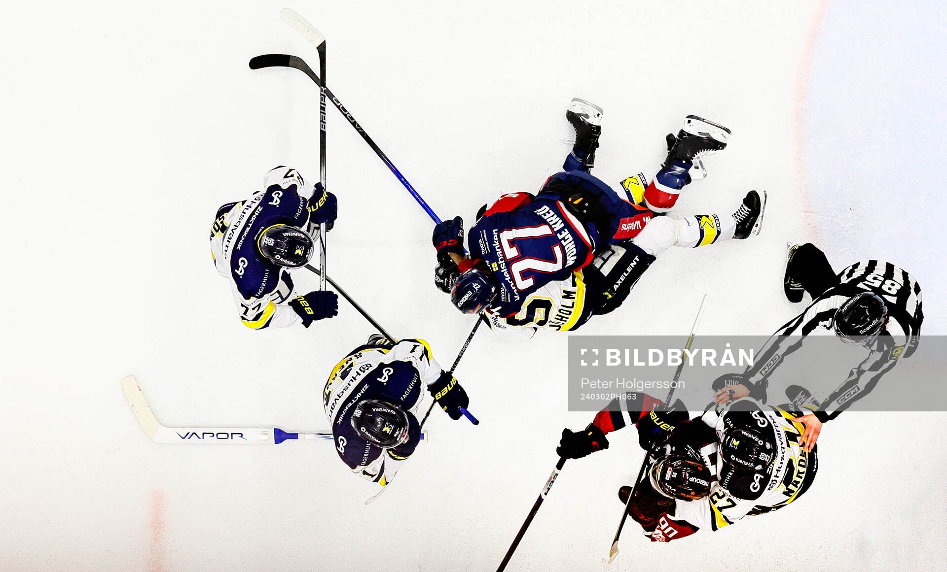 Slagsmål mellan HV71s Victor Sjöholm och Linköpings