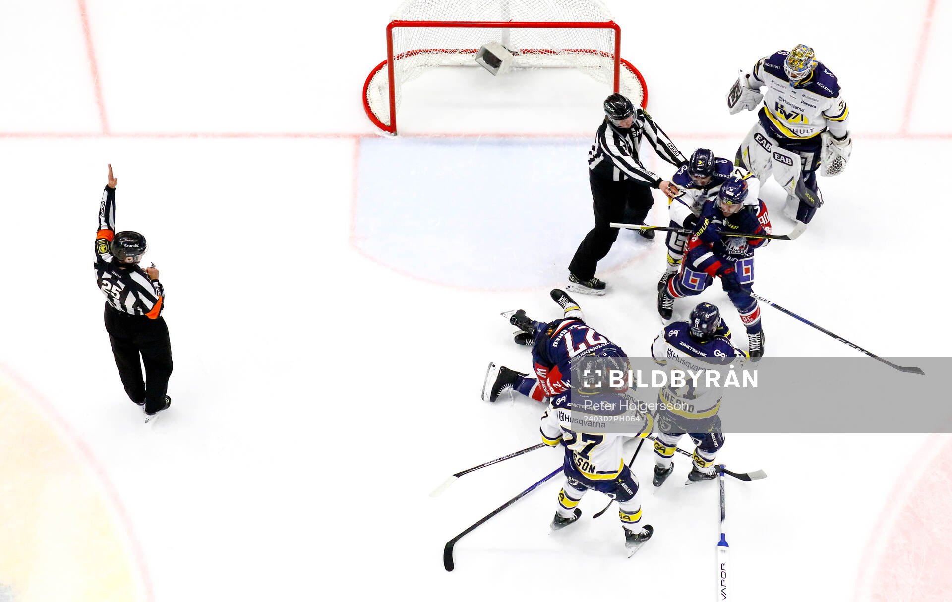 Slagsmål mellan HV71s Victor Sjöholm och Linköpings