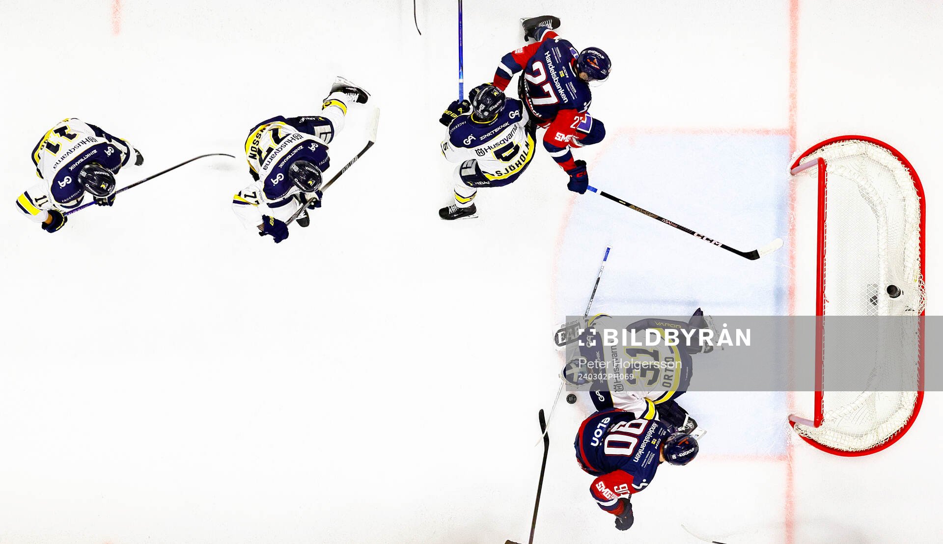 Strax före slagsmål mellan HV71s Victor Sjöholm och