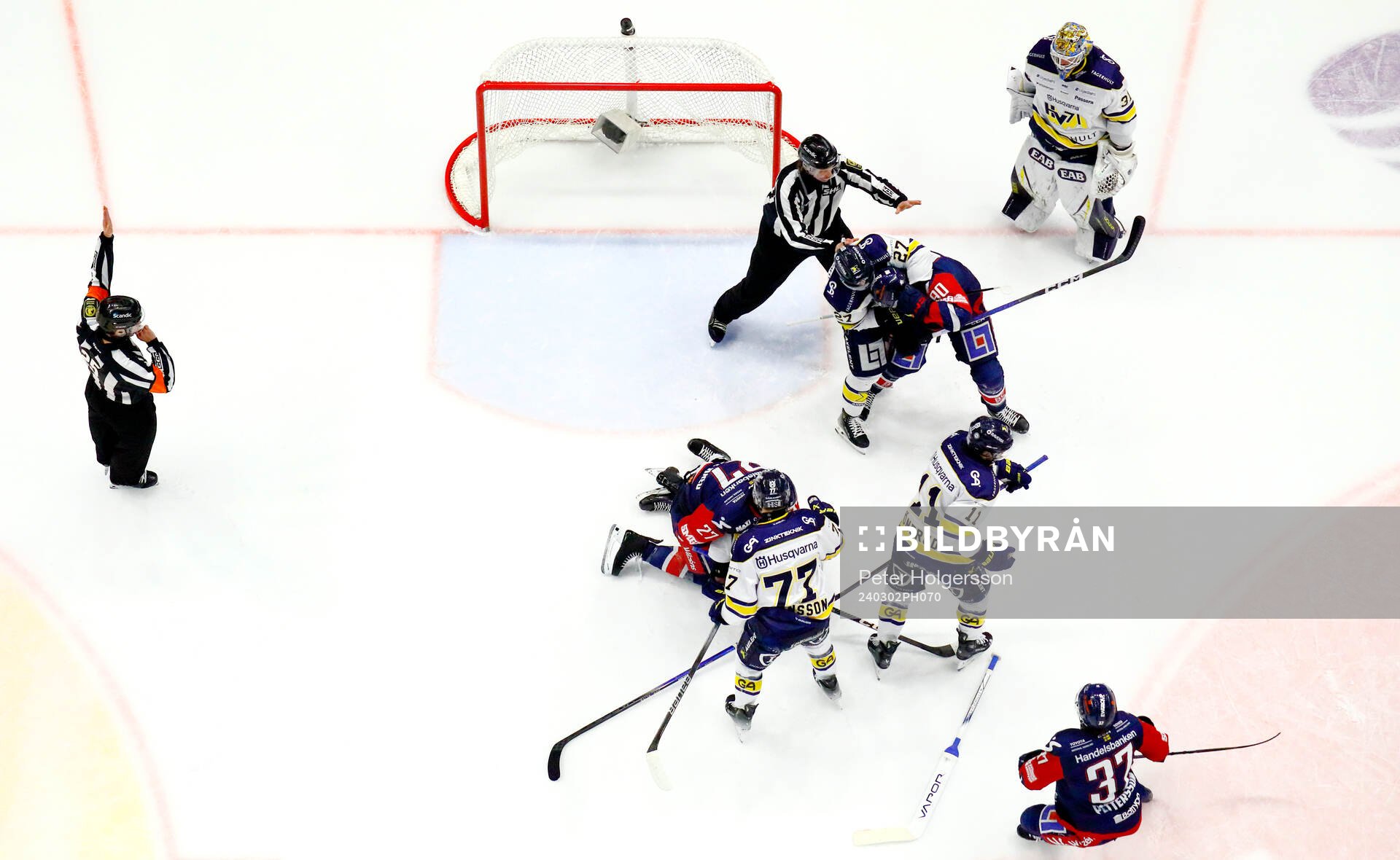 Slagsmål mellan HV71s Victor Sjöholm och Linköpings