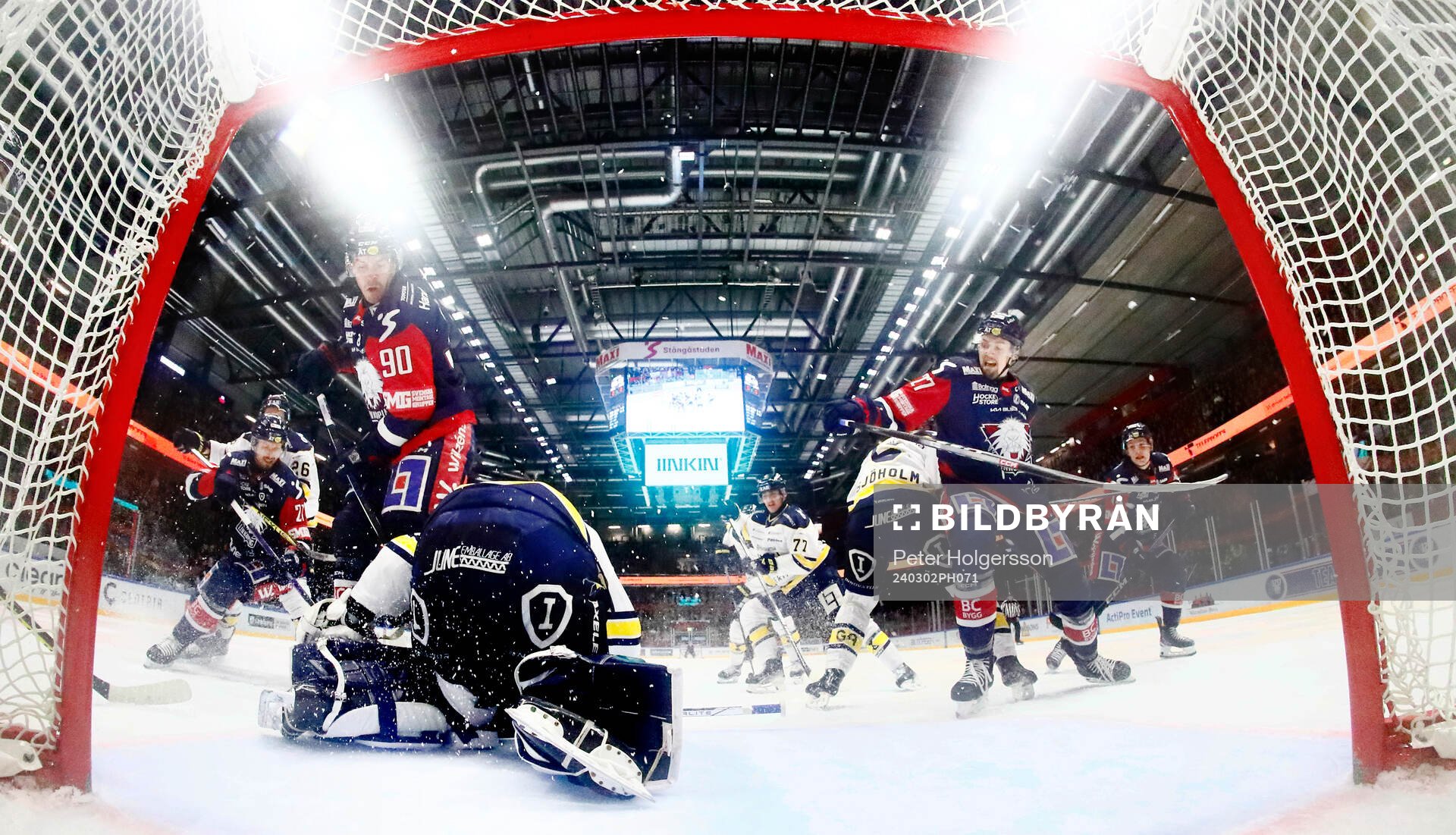 Strax före slagsmål mellan HV71s Victor Sjöholm och