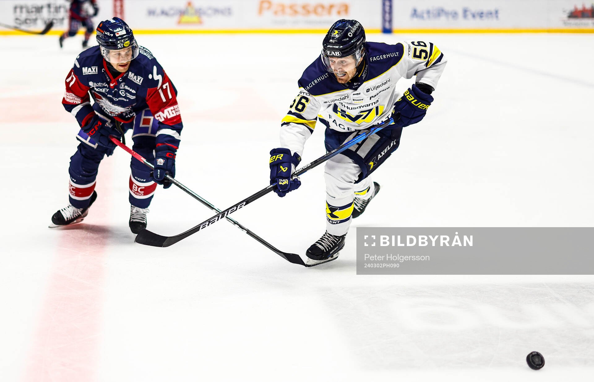 Linköpings Sebastian Strandberg och HV71s Fredrik Forsberg