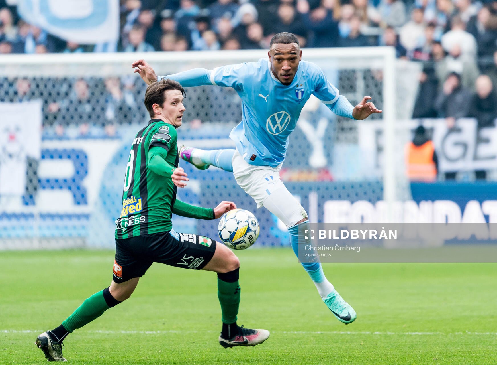 Varbergs Olle Edlund och Malmö FFs Derek Cornelius under fotbollsmatchen i Svenska Cupen mellan Malmö FF och Varberg den 3 mars 2024 i Malmö.
