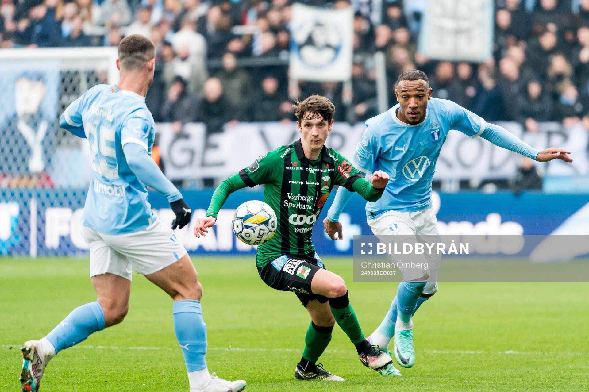 Varbergs Olle Edlund och Malmö FFs Gabriel Busanello och