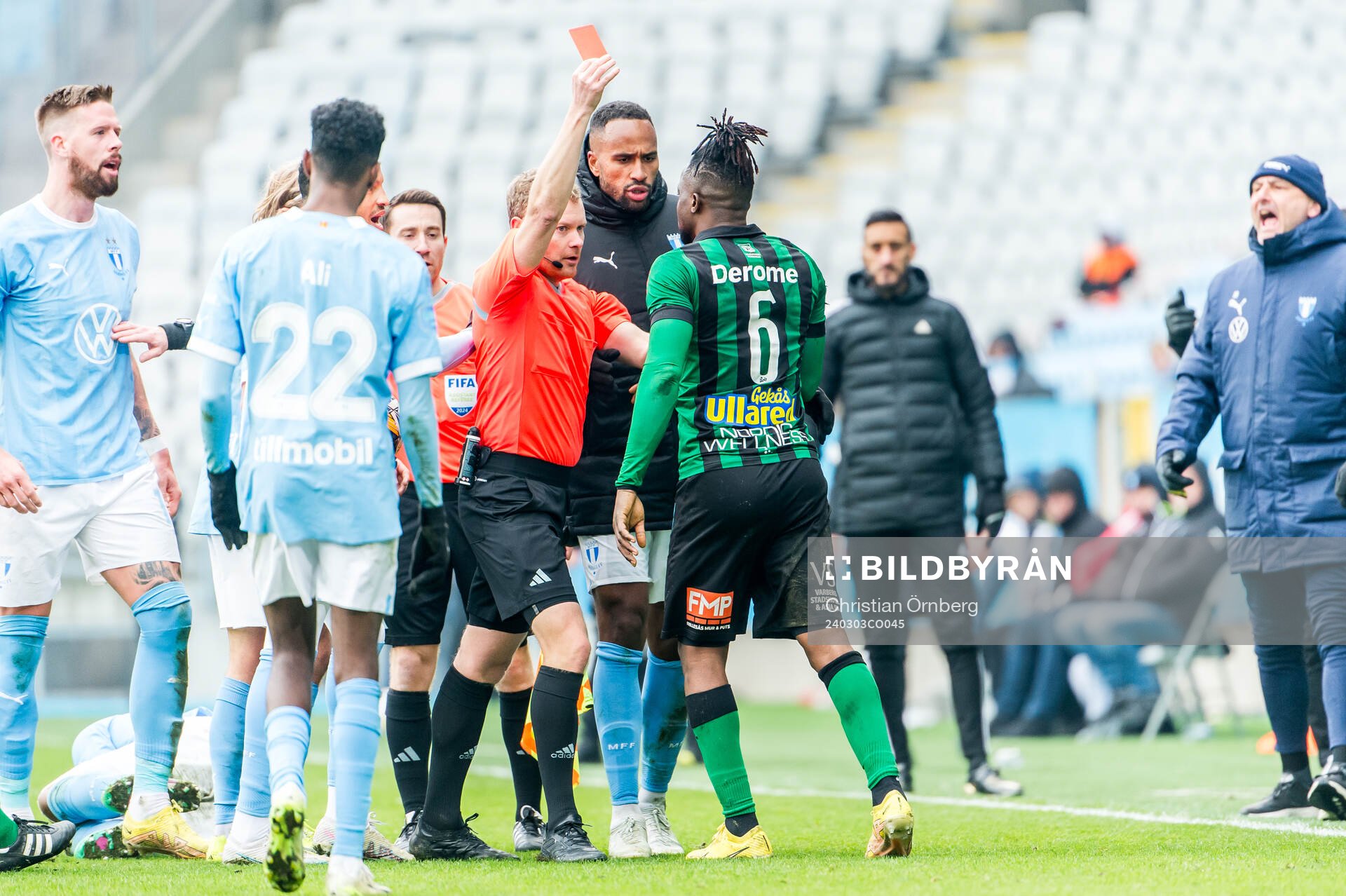 Varbergs Azeez Temitope Yusuf får rött kort av domare