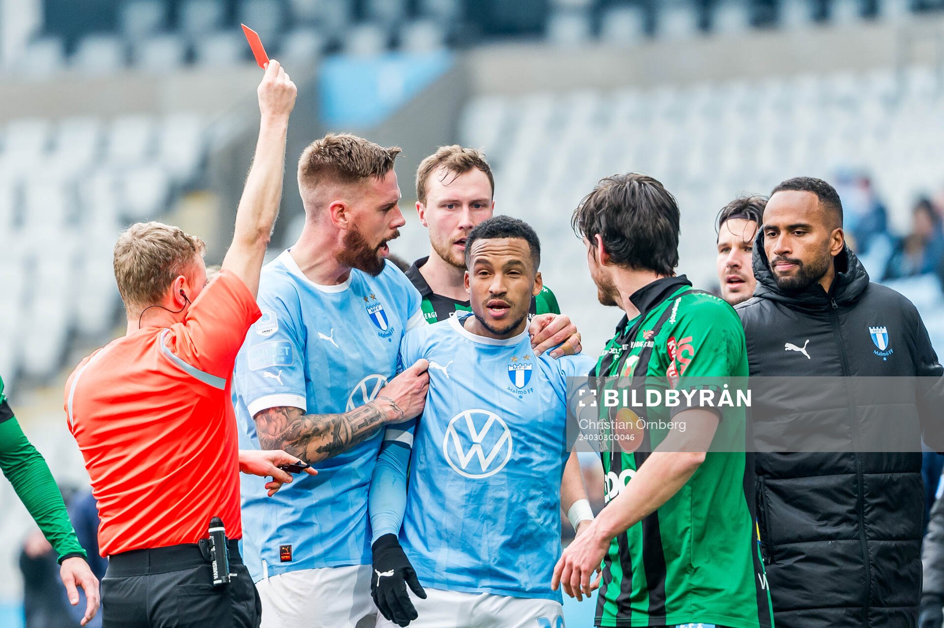 Malmö FFs Martin Olsson får rött kort av domare Fredrik
