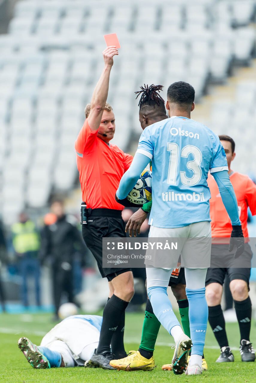 Domare Fredrik Klitte och Varbergs Azeez Temitope Yusuf