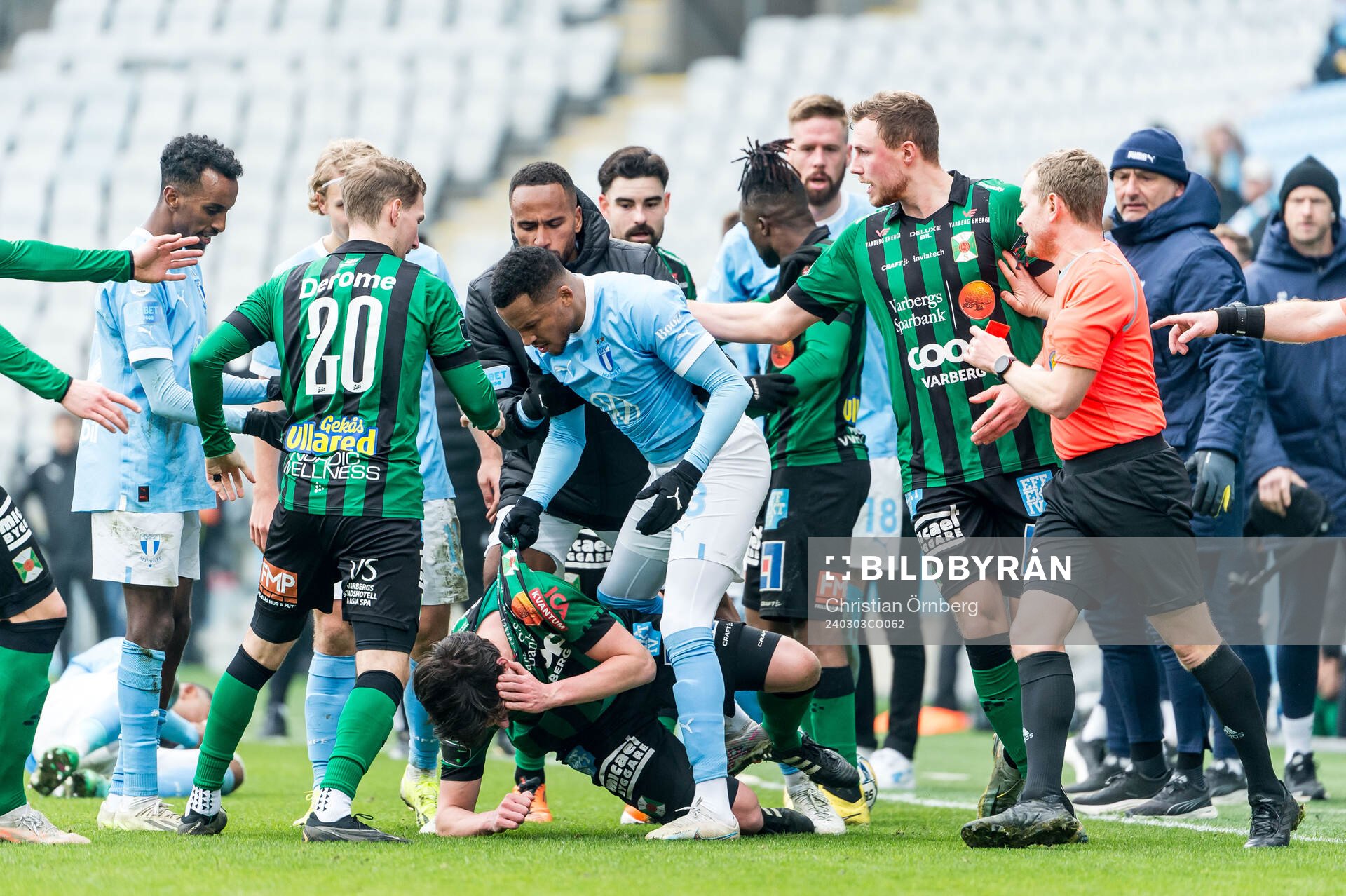Varbergs Robin Tranberg och Malmö FFs Martin Olsson i bråk