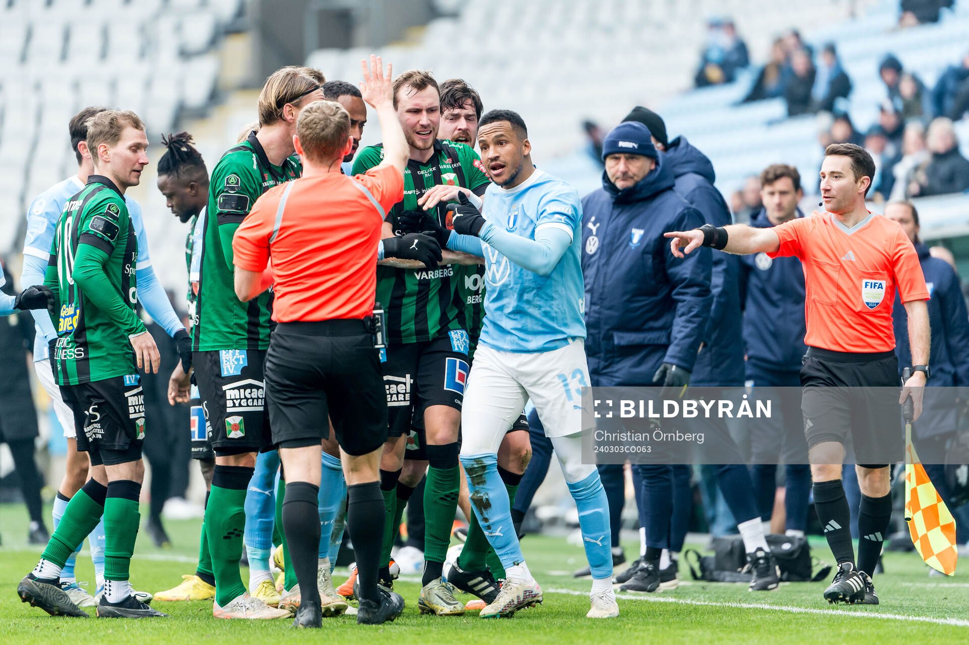 Domare Fredrik Klitte och Malmö FFs Martin Olsson deppar