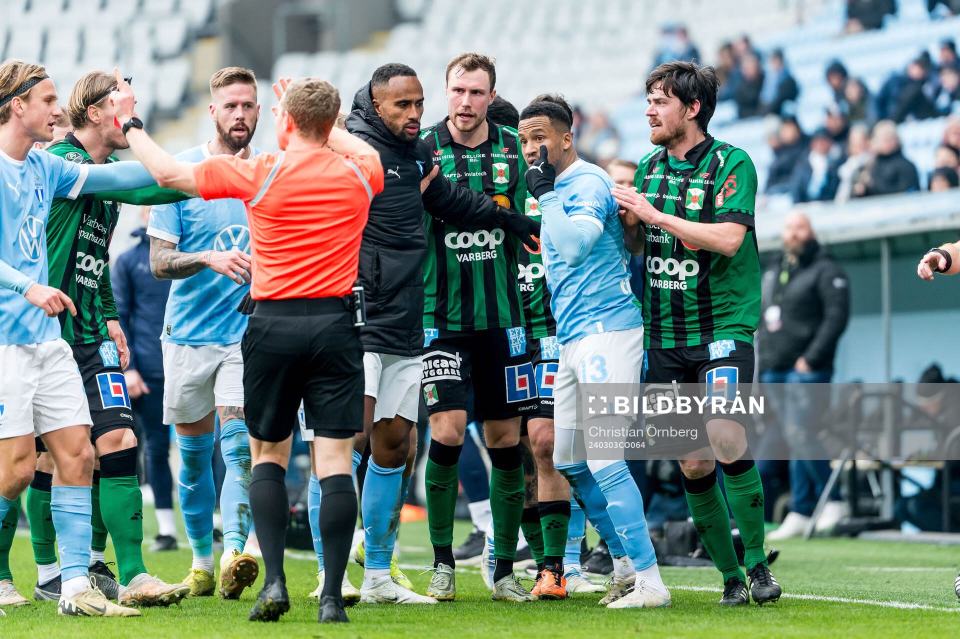 Domare Fredrik Klitte och Malmö FFs Martin Olsson deppar