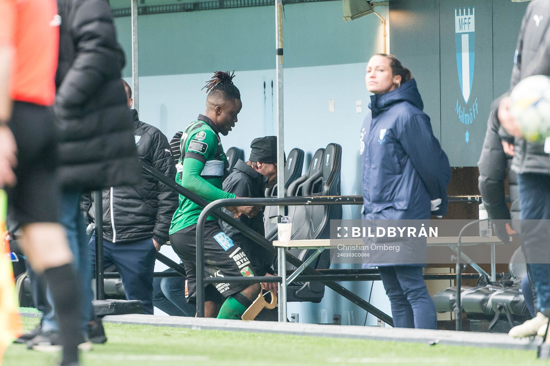 Varbergs Azeez Temitope Yusuf lämnar planen