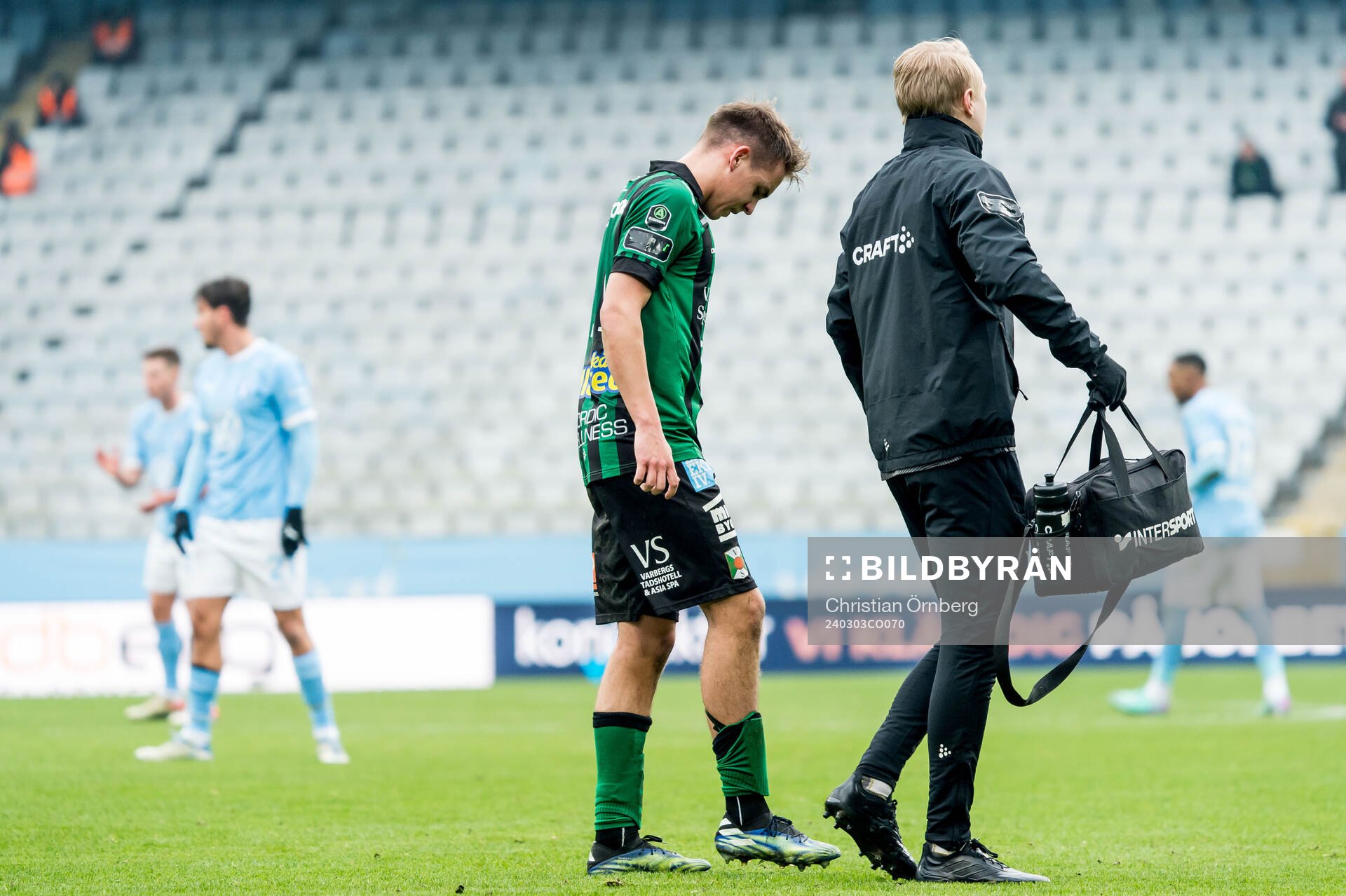 Varbergs Isak Vidjeskog lämnar planen