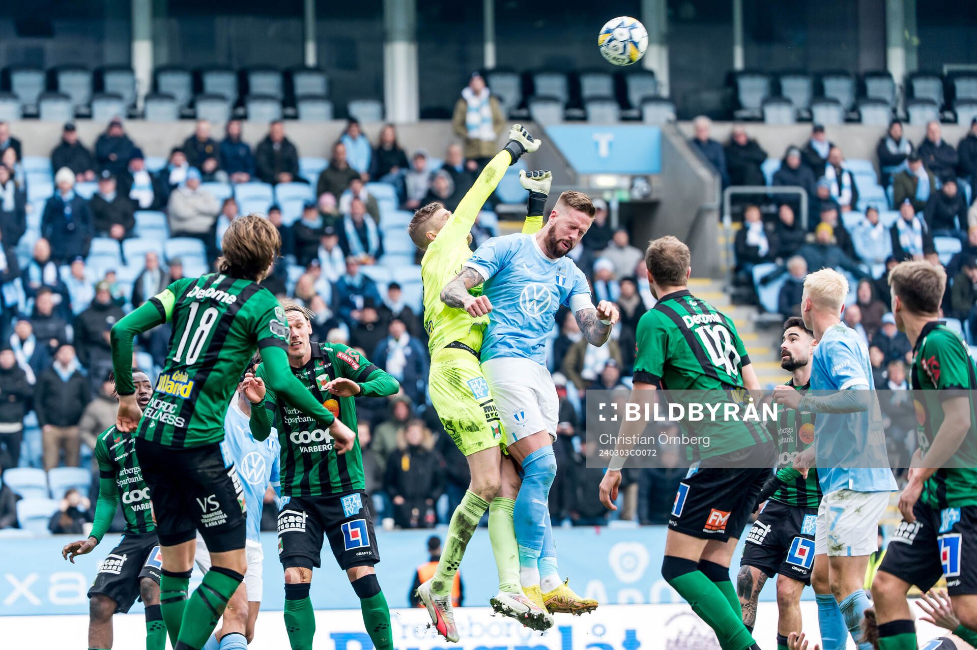 Varbergs målvakt Fredrik Andersson och Malmö FFs Pontus Jansson under fotbollsmatchen i Svenska Cupen mellan Malmö FF och Varberg den 3 mars 2024 i Malmö.
