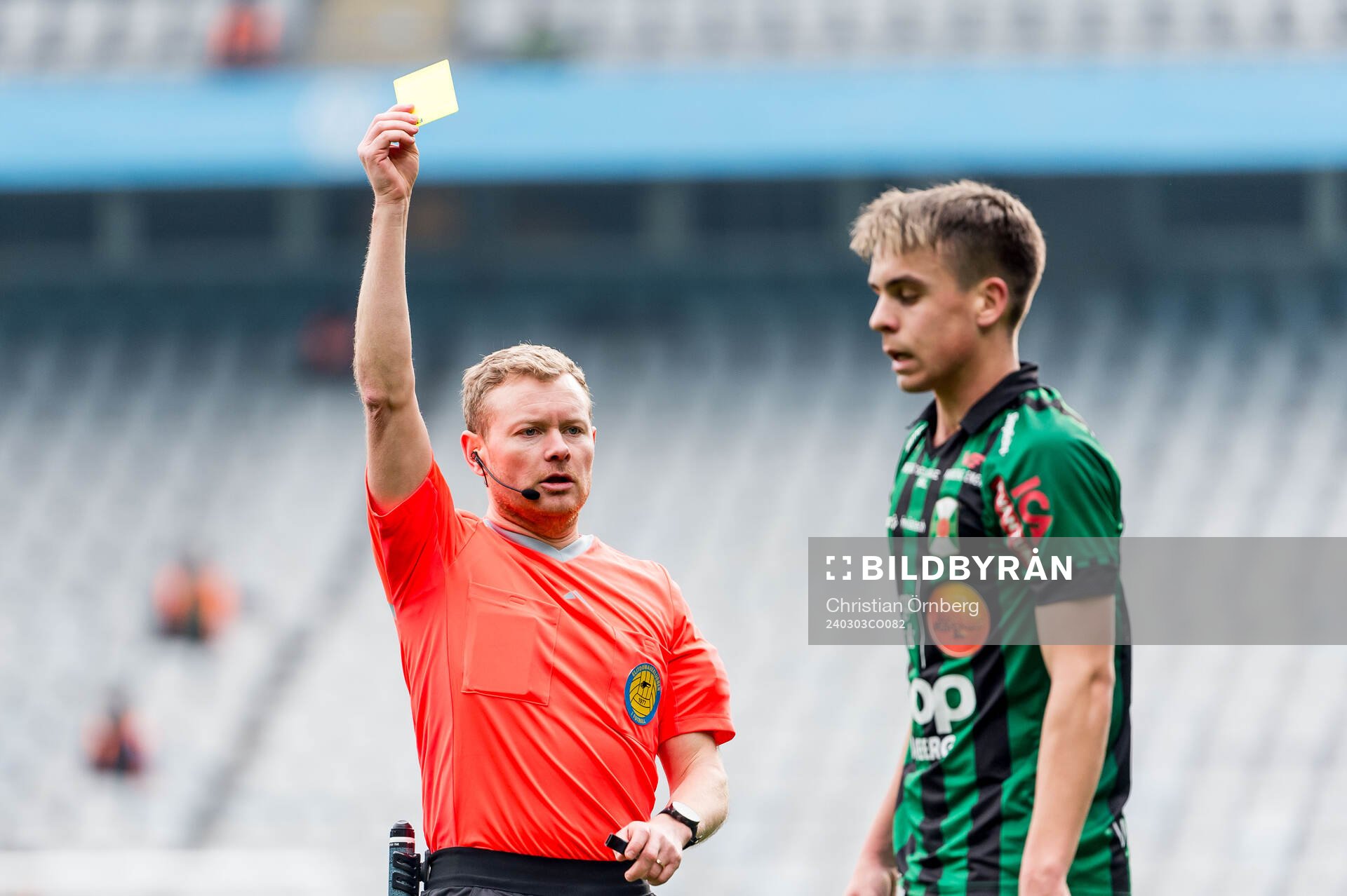 Domare Fredrik Klitte och Varbergs Isak Vidjeskog deppar