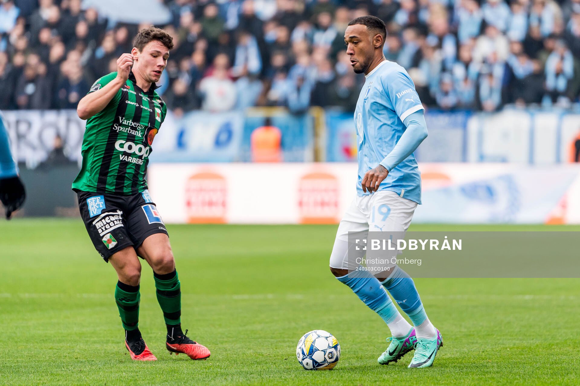 Varbergs Mads Borchers och Malmö FFs Derek Cornelius under fotbollsmatchen i Svenska Cupen mellan Malmö FF och Varberg den 3 mars 2024 i Malmö.