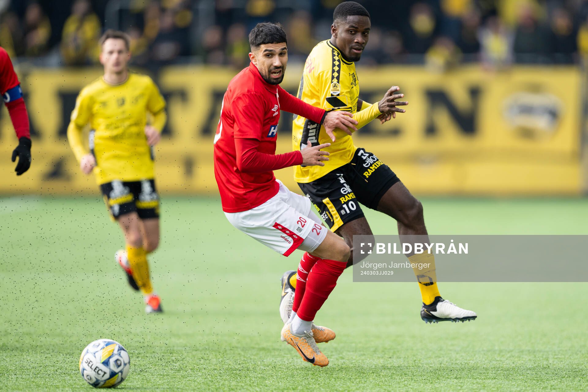 Degerfors Elyas Bouzaiene och Elfsborgs Michael Baidoo