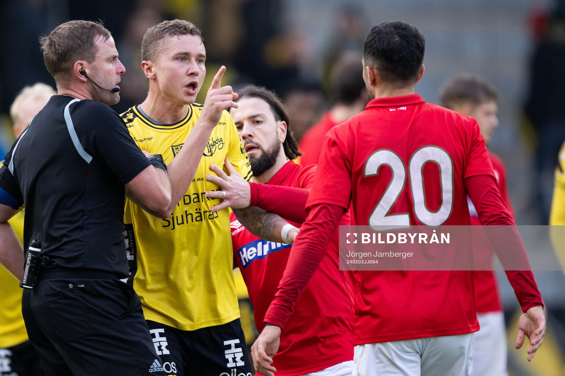 Irriterat mellan Elfsborgs Sebastian Holmén och Degerfors
