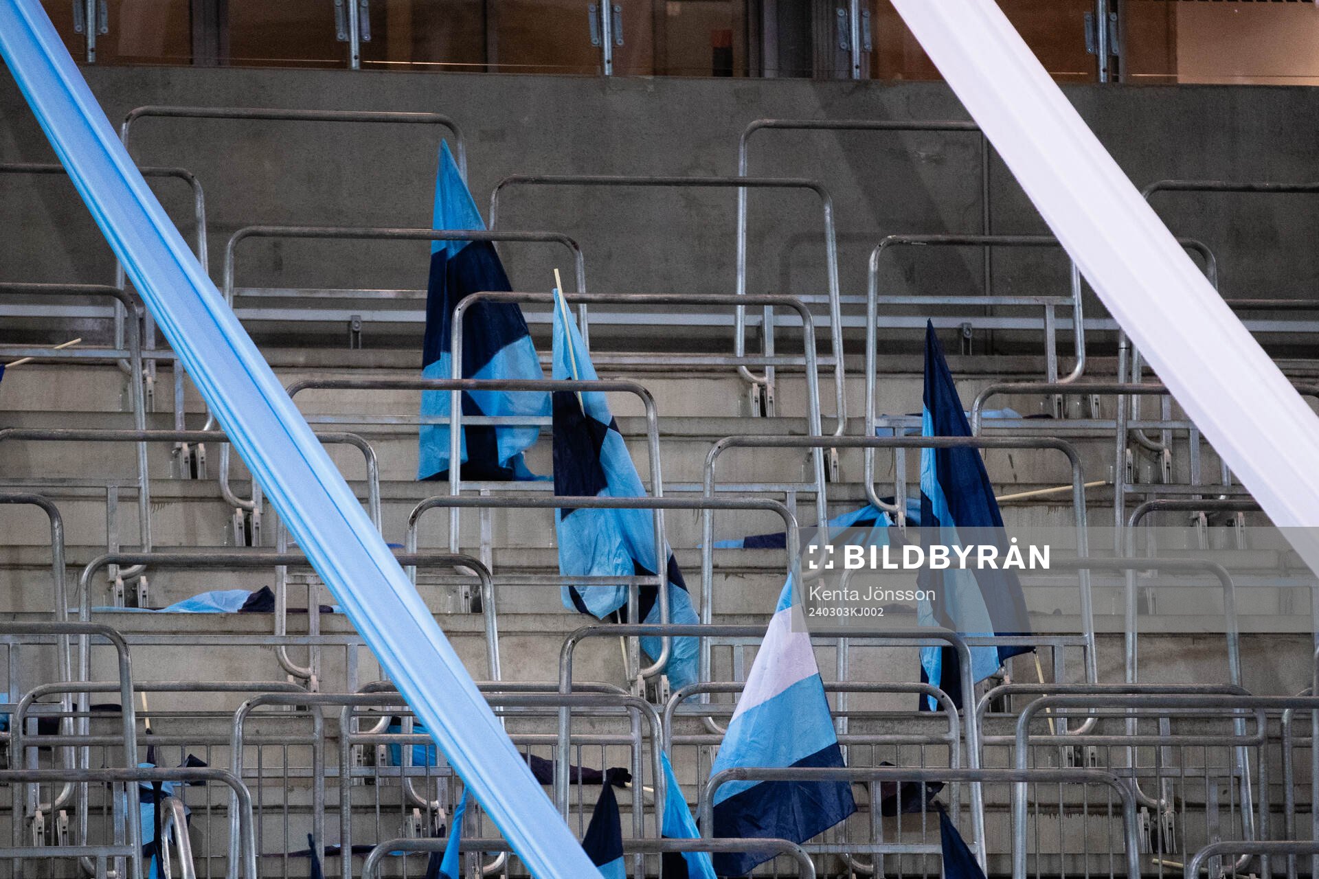 Förberedelser inför tifo inför fotbollsmatchen i Svenska Cupen mellan Djurgården och IFK Göteborg den 3 mars 2024 i Stockholm. 
