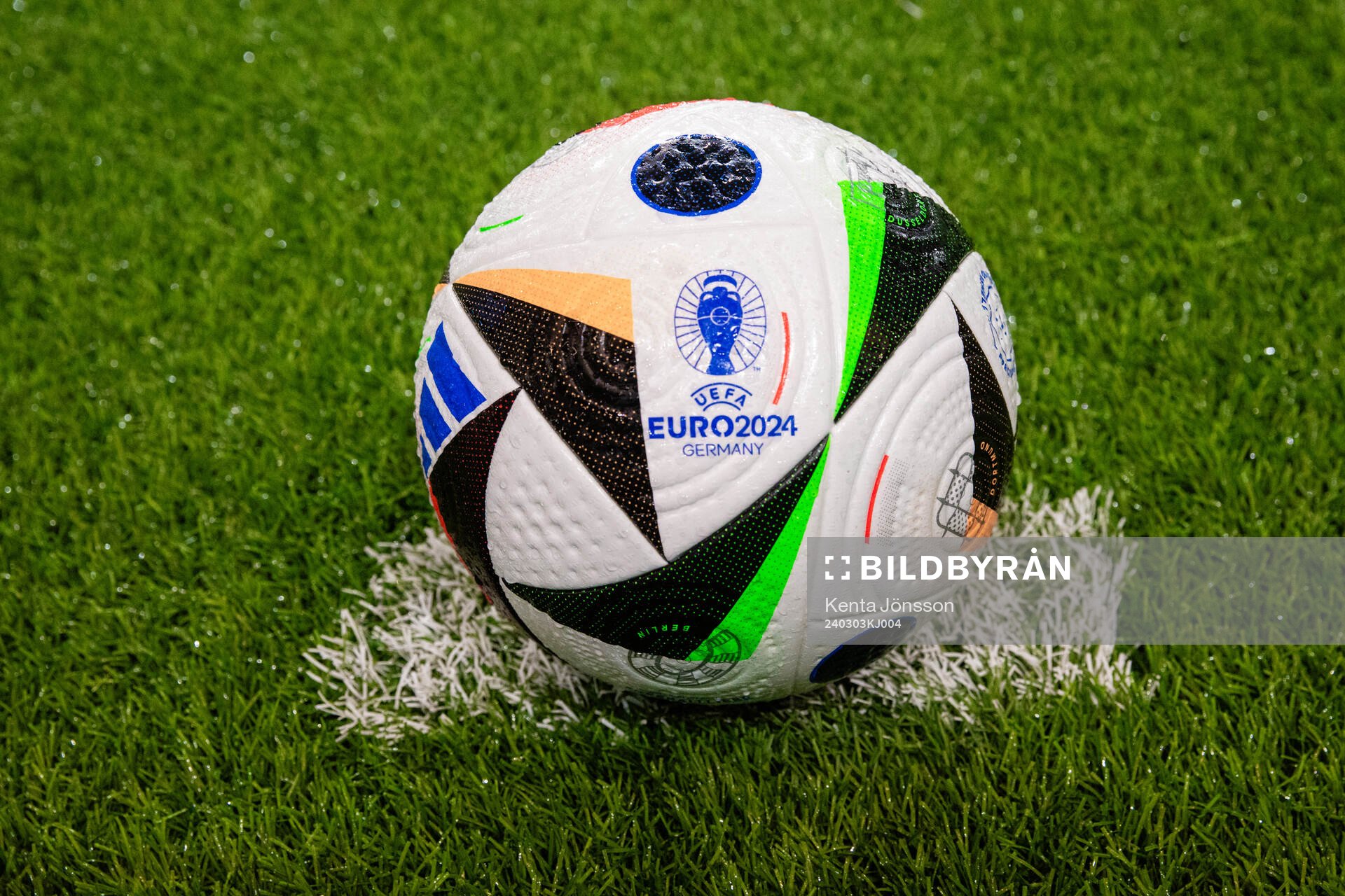 En fotboll med logotypen för UEFA Euro 2024