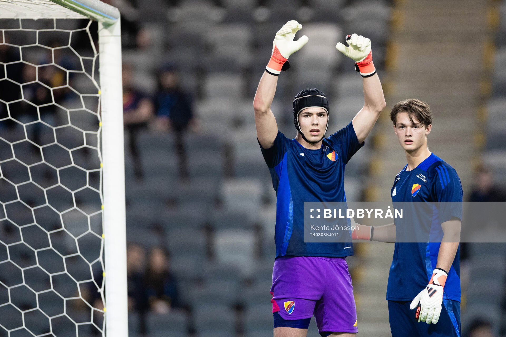 Djurgårdens målvakt Jacob Widell Zetterström och målvakt Max Croon fotbollsmatchen i Svenska Cupen mellan Djurgården och IFK Göteborg den 3 mars 2024 i Stockholm.