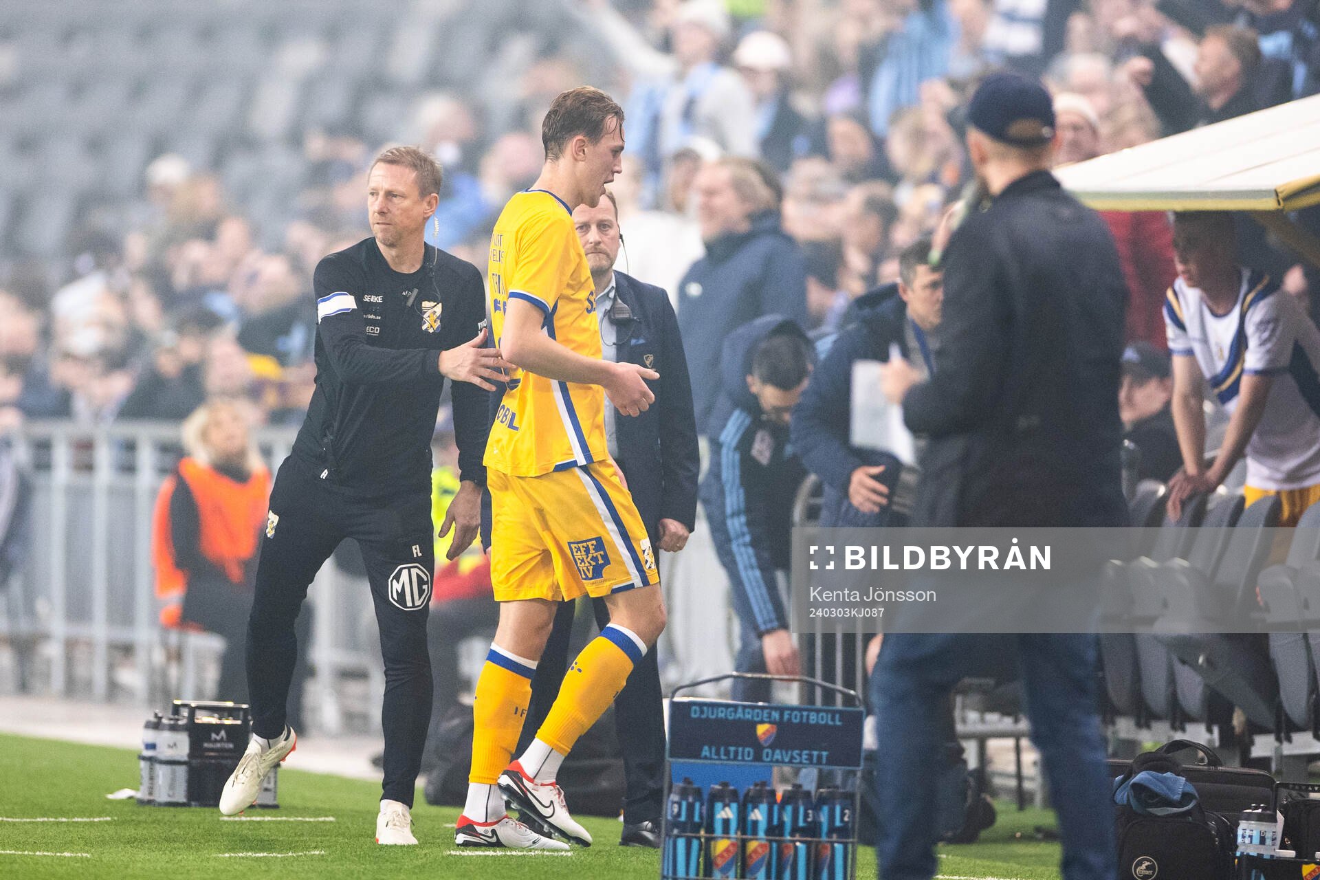 IFK Göteborgs Adam Carlén blir utvisad