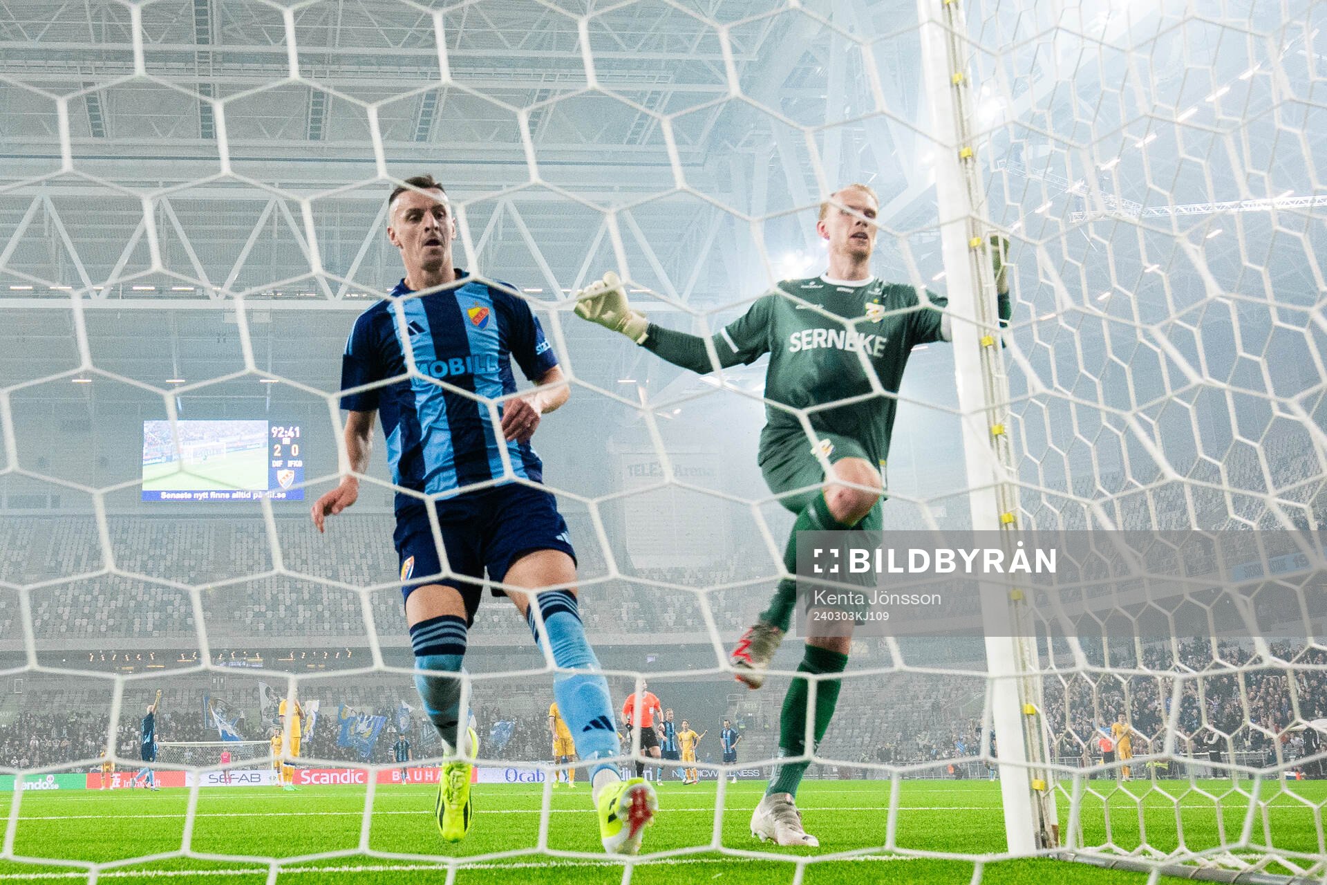 Djurgårdens Haris Radetinac och IFK Göteborgs målvakt Pontus Dahlberg efter 3-0 under fotbollsmatchen i Svenska Cupen mellan Djurgården och IFK Göteborg den 3 mars 2024 i Stockholm.
