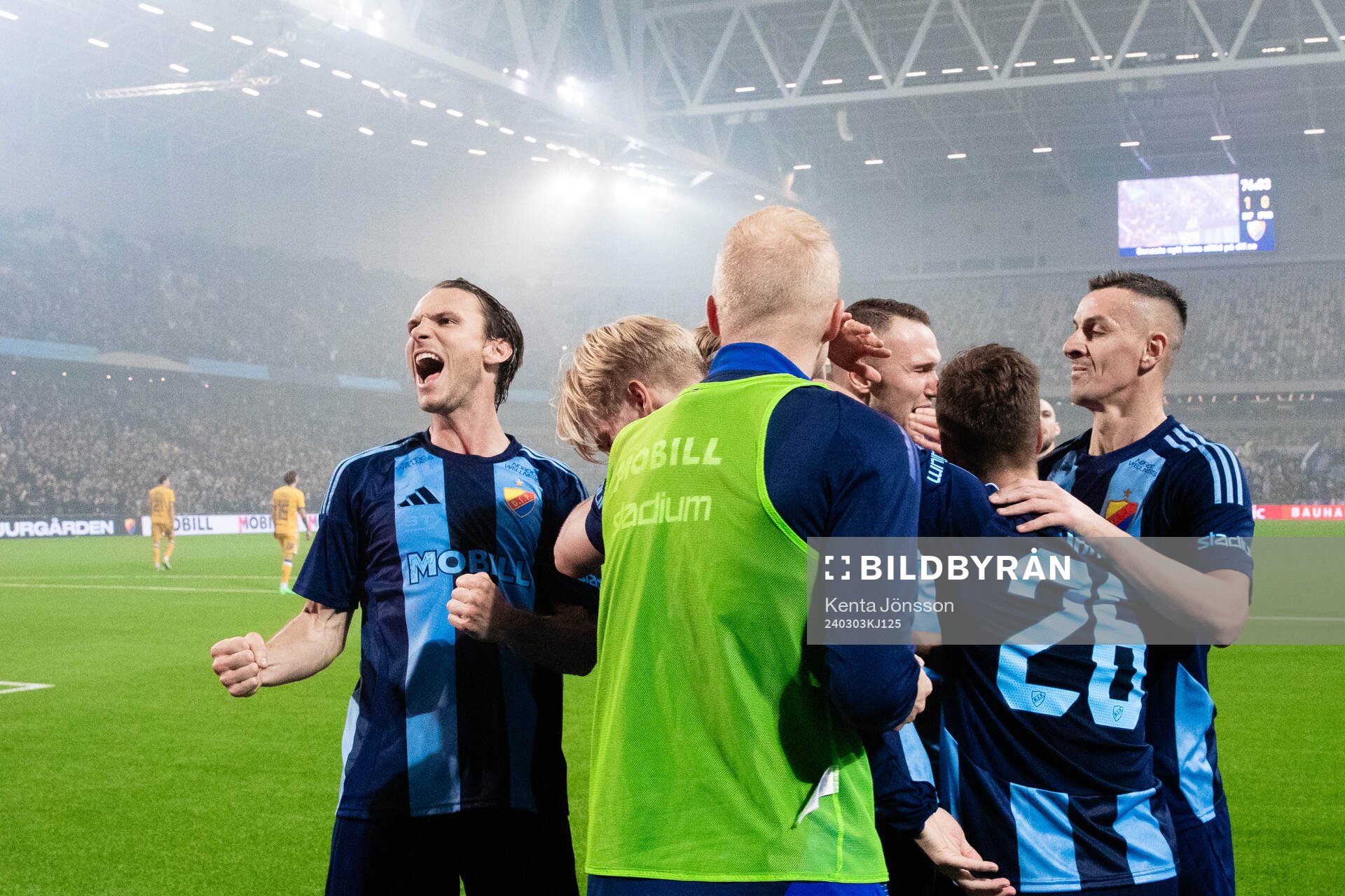 Djurgårdens Tobias Gulliksen jublar med Albin Ekdal, Peter Therkildsen, Samuel Dahl och Haris Radetinac efter 1-0 under fotbollsmatchen i Svenska Cupen mellan Djurgården och IFK Göteborg den 3 mars 2024 i Stockholm.