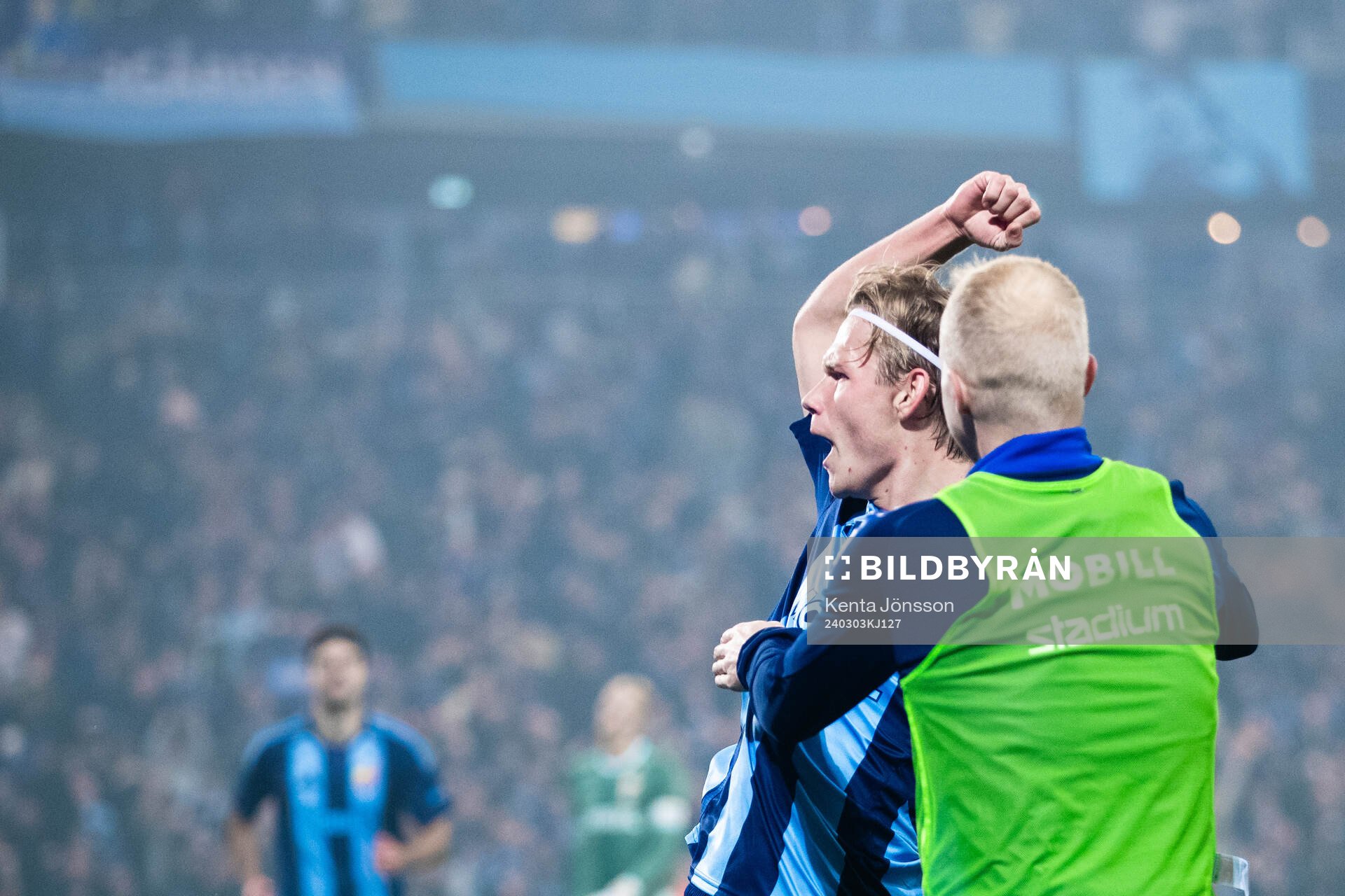 Djurgårdens Tobias Gulliksen jublar med Peter Therkildsen