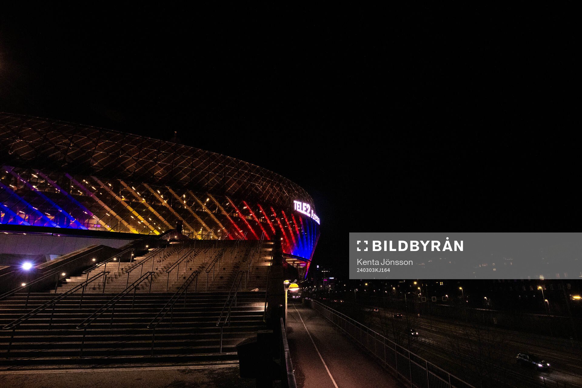 Tele2 Arena upplyst i Djurgårdens färger