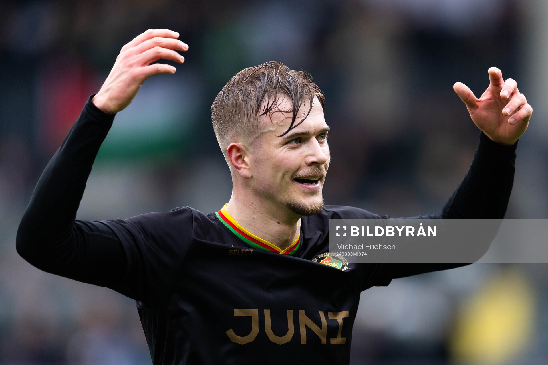 GAIS Alexander Ahl Holmström manar på supportrarna