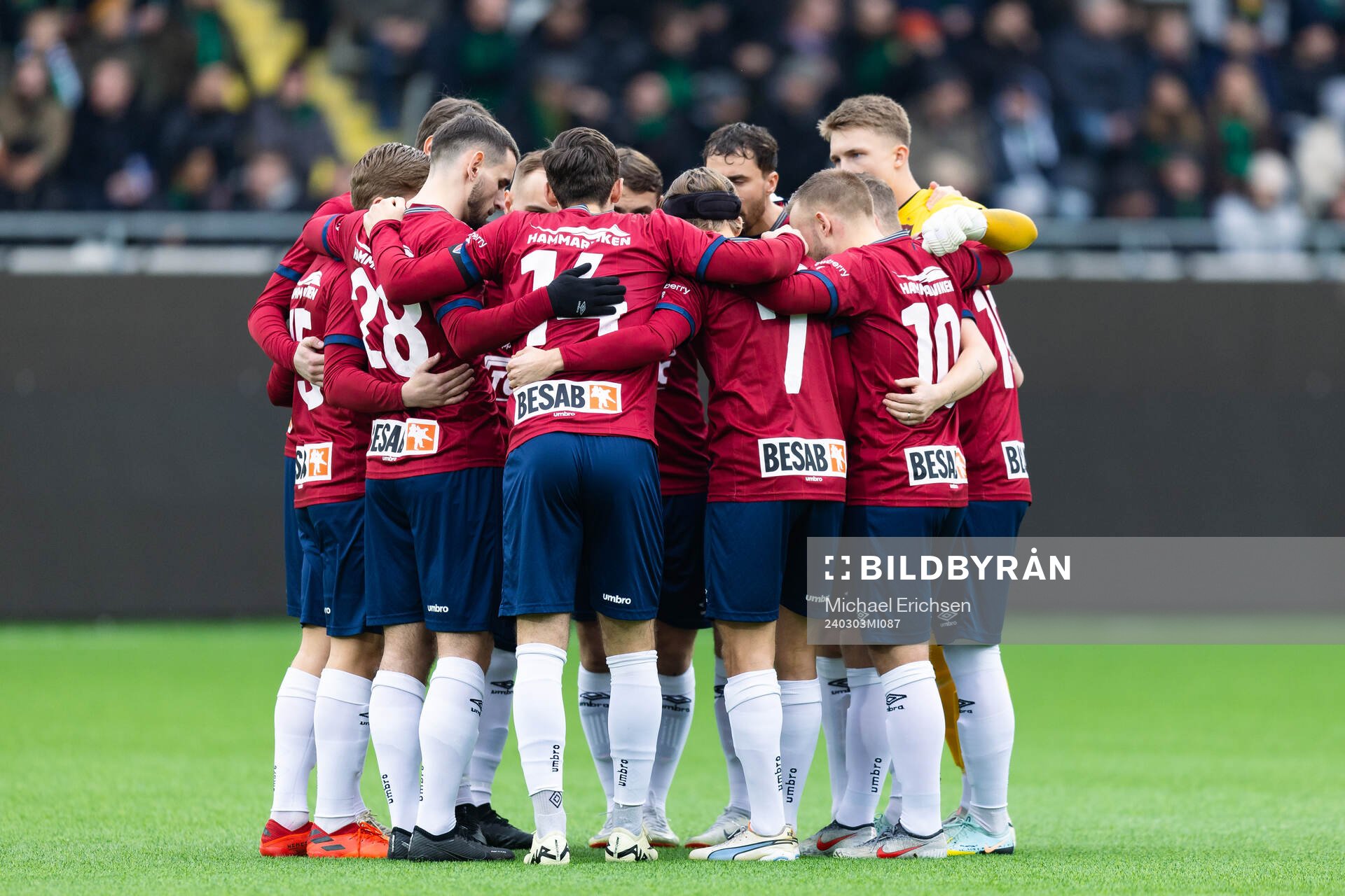 Örgrytes spelare samlade innan fotbollsmatchen i Svenska