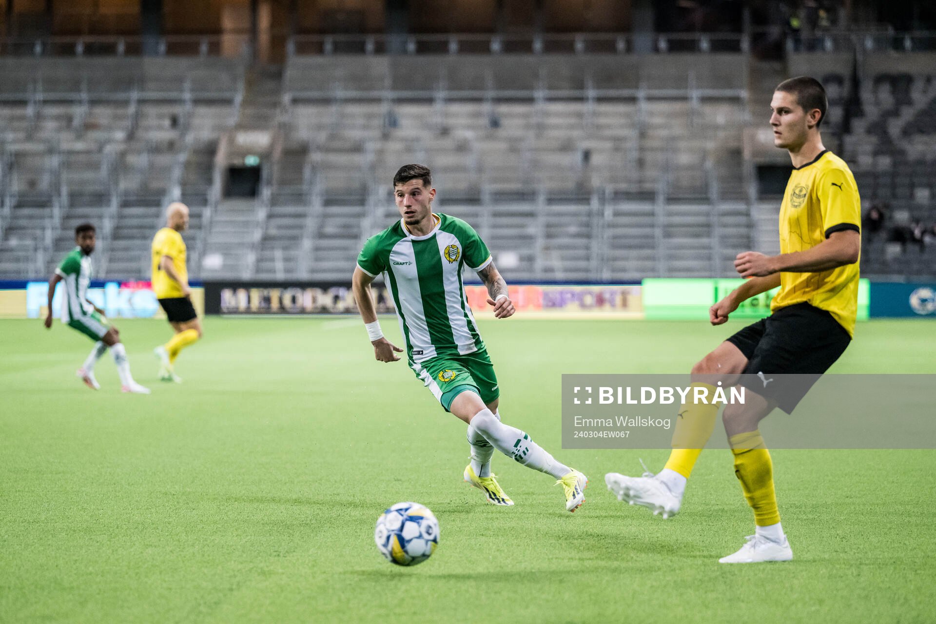 Hammarbys Viktor Djukanovic och Mjällbys Rasmus Wikström under fotbollsmatchen i Svenska Cupen mellan Hammarby och Mjällby den 4 mars 2024 i Stockholm.