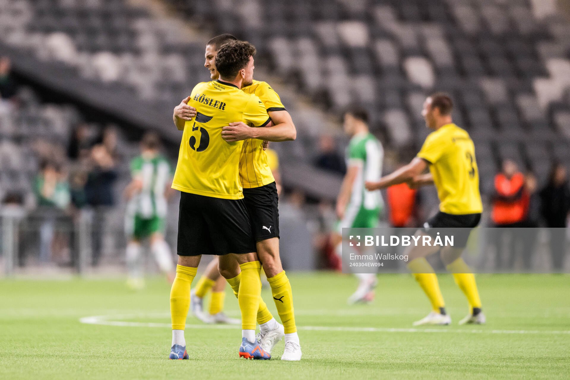 Mjällbys Colin Rösler och Rasmus Wikström jublar