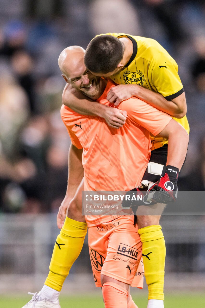 Mjällbys målvakt Alexander Lundin och Rasmus Wikström