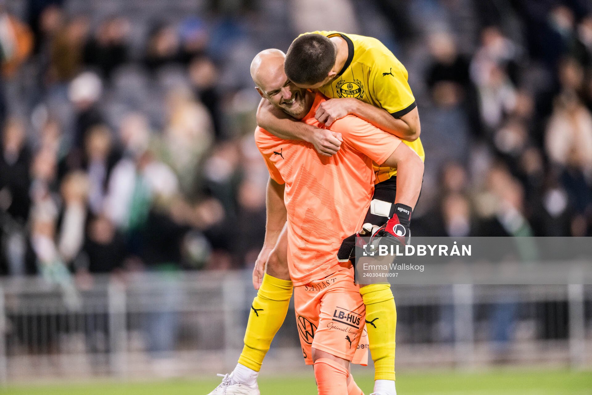 Mjällbys målvakt Alexander Lundin och Rasmus Wikström