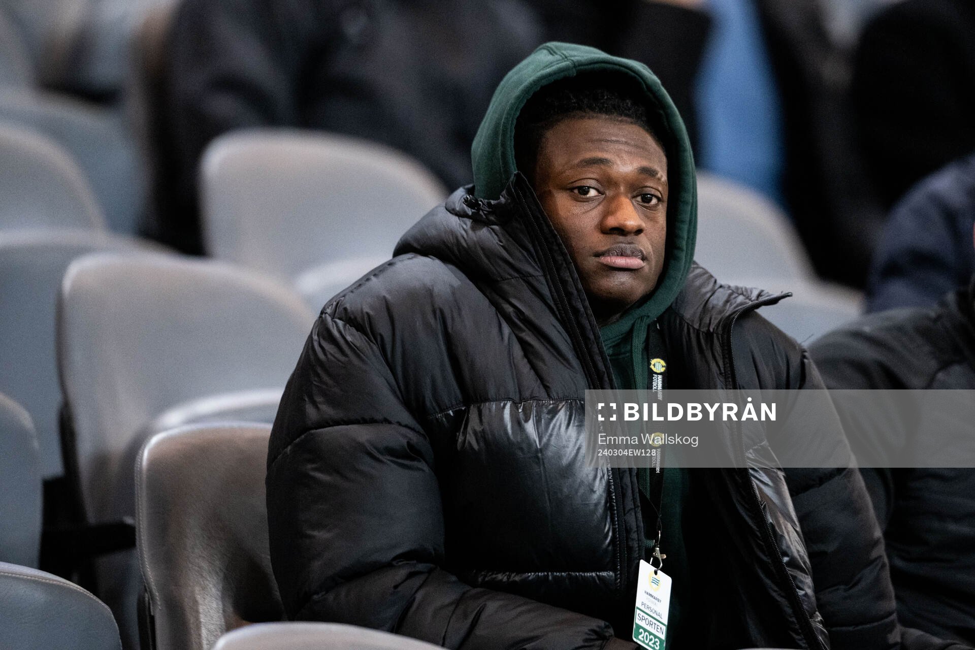 Hammarbys Kingsley Gyamfi på läktaren inför fotbollsmatchen i Svenska Cupen mellan Hammarby och Mjällby den 4 mars 2024 i Stockholm. 
