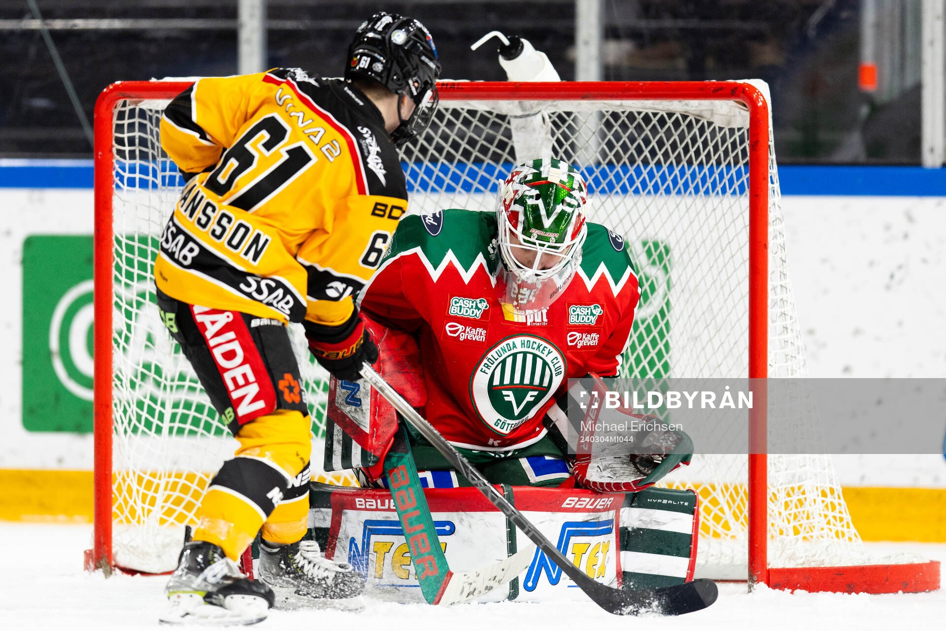 Frölundas målvakt Stephanie Neatby räddar ett avslut