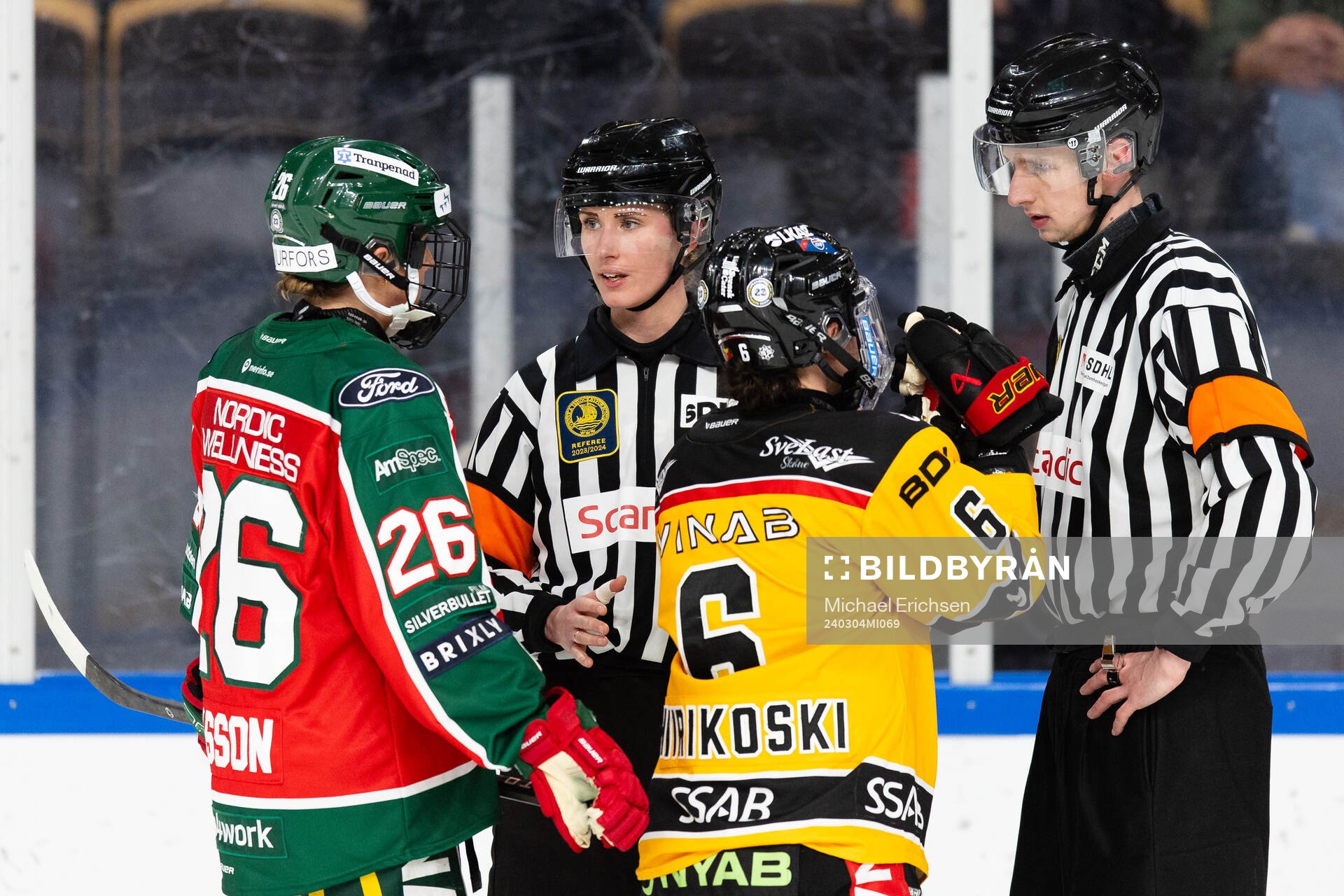 Frölundas Hanna Olsson och Luleås Jenni Hiirikoski pratar