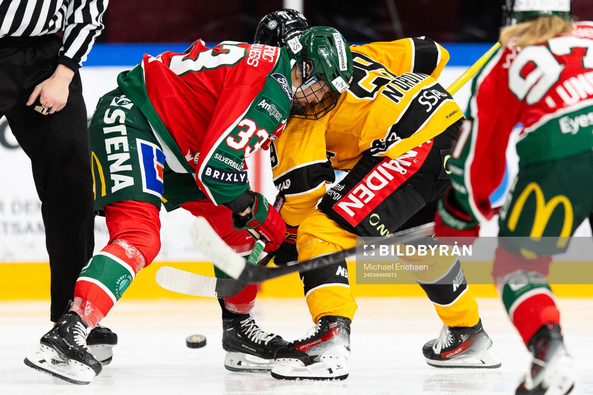 Frölundas Michelle Karvinen tekar mot Luleås Emma Nordin