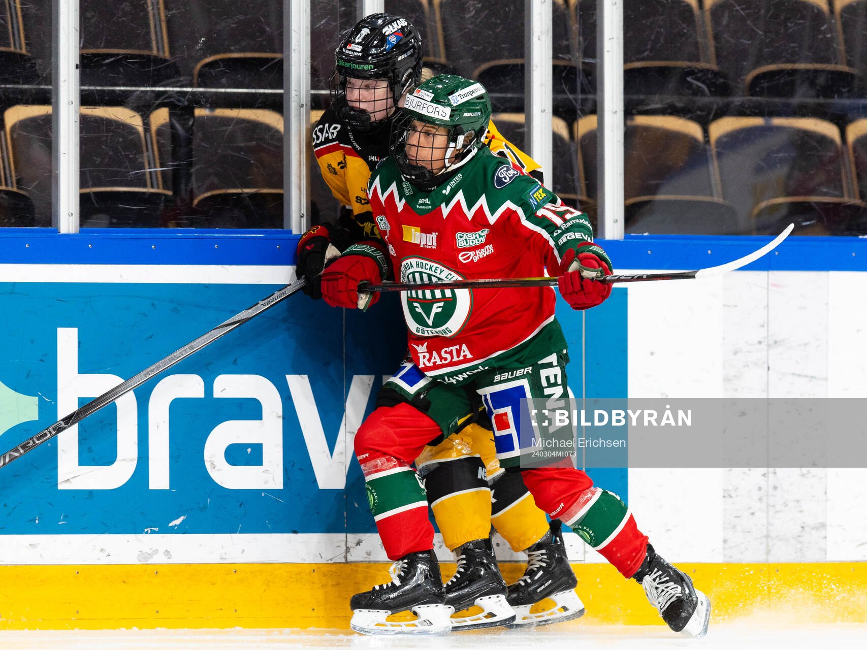 Frölundas Matilda Nilsson tacklar Luleås Astrid Lindeberg