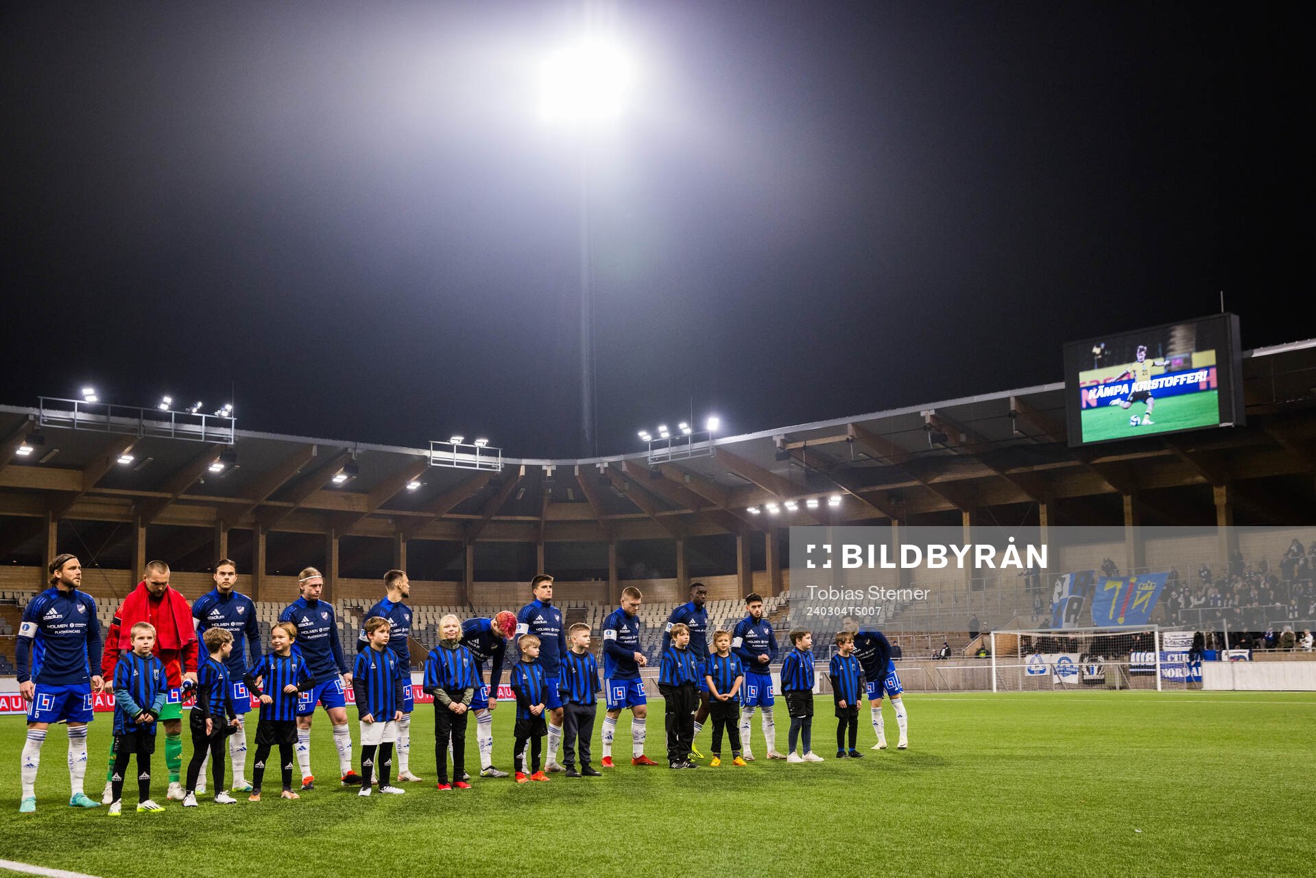 IFK Norrköpings spelare vid lineup när Kristoffer Olsson