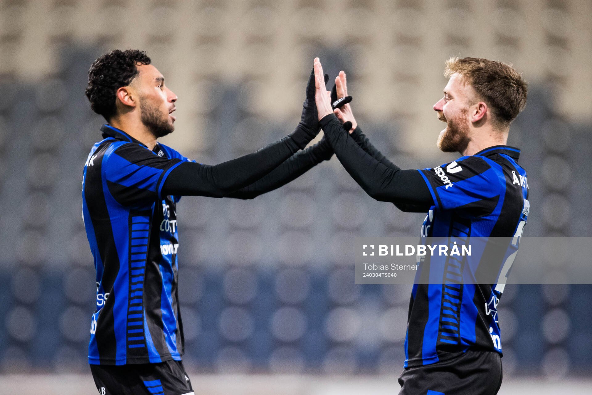 Sirius Joakim Persson och Dennis Widgren jublar efter 1-1 målet under fotbollsmatchen i Svenska Cupen mellan Sirius och IFK Norrköping den 4 mars 2024 i Uppsala.