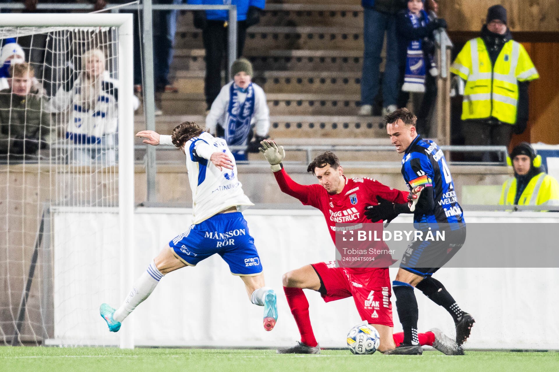 IFK Norrköpings Christoffer Nyman mot Sirius målvakt David Mitov Nilsson och Henrik Castegren under fotbollsmatchen i Svenska Cupen mellan Sirius och IFK Norrköping den 4 mars 2024 i Uppsala.
